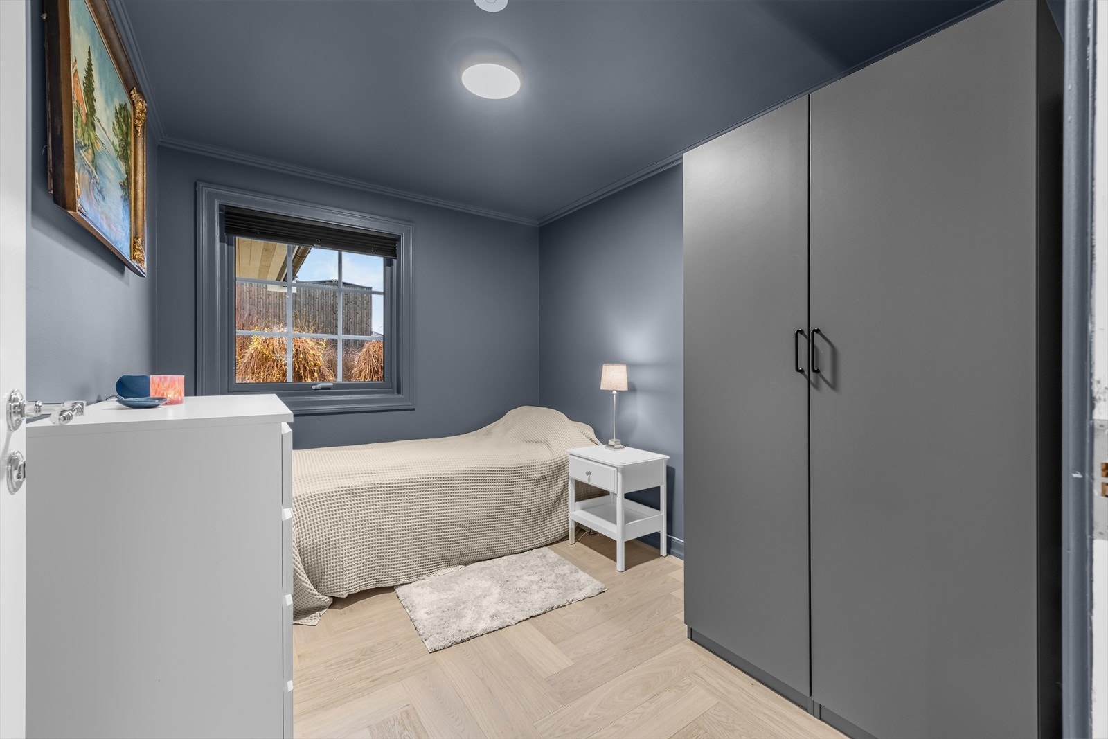 Boligen har to gode soverom, begge med plass til dobbeltseng og garderobeløsninger. Nyere PAX garderobeløsning fra IKEA medfølger. Galleribilde