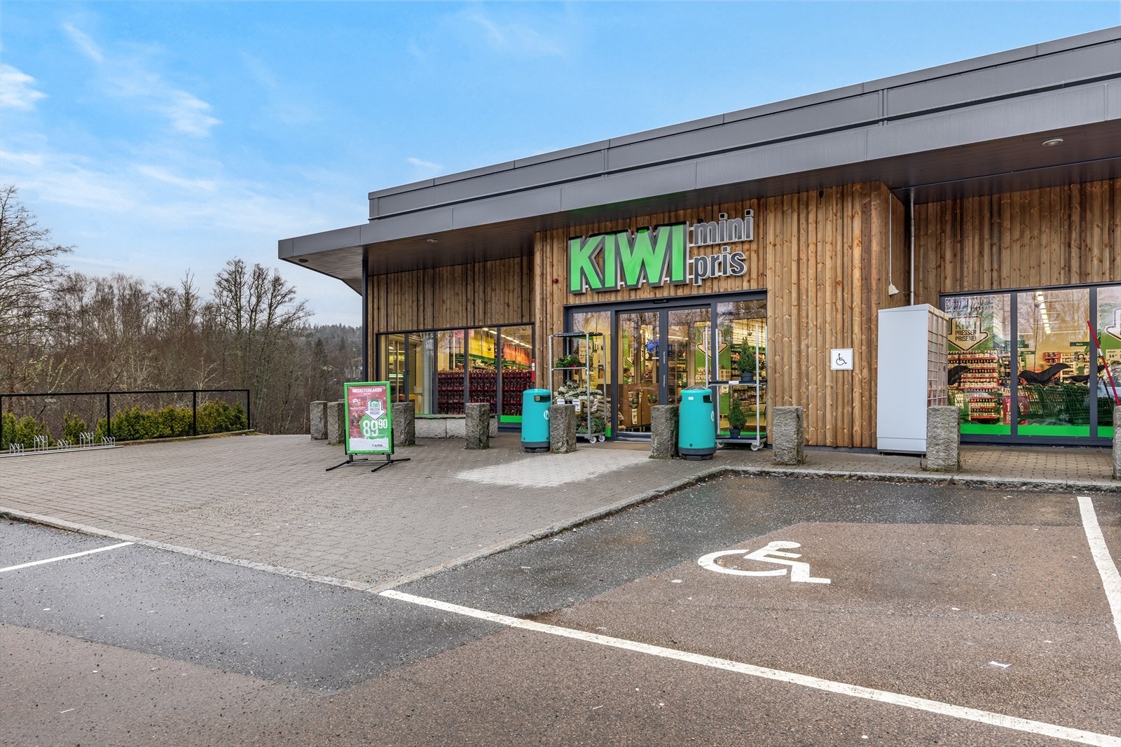 Nærmeste dagligvarehandel er Kiwi som ligger i umiddelbar gangavstand. Galleribilde