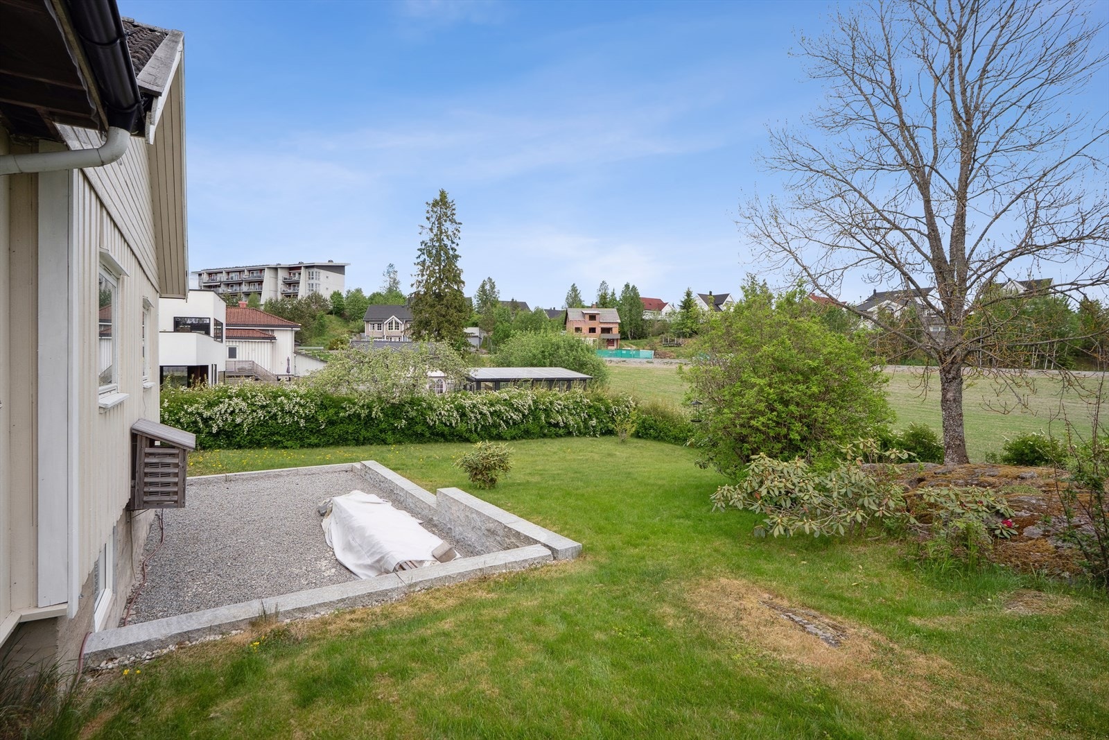 Boligen er opprinnelig fra 1954, men senere ombygget og oppgradert etter en brann som fant sted i 1991/1992. Galleribilde