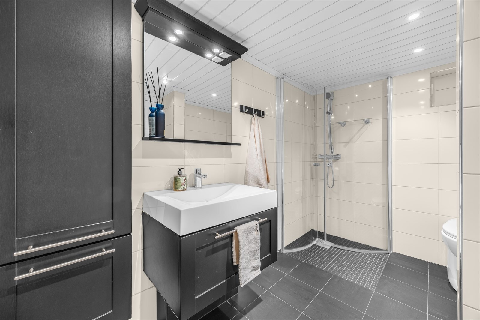 I etasjen finner du et bad nr. 2 - flislagt med gulvvarme. Galleribilde