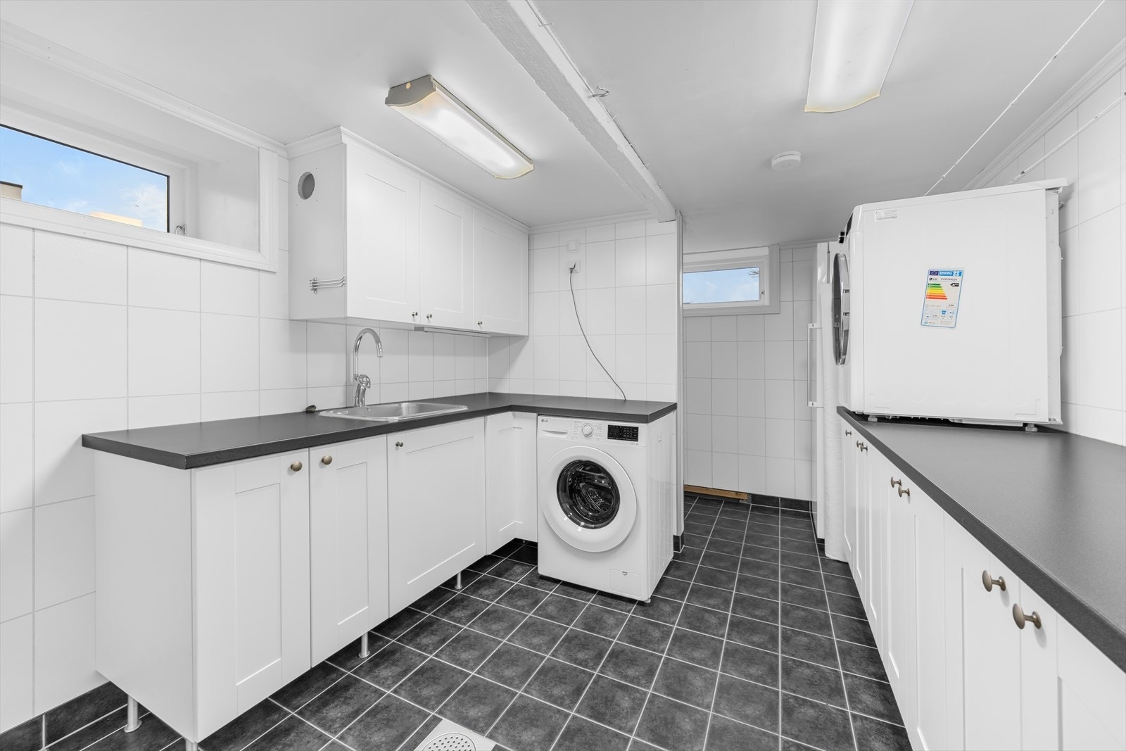 Stort og praktisk vaskerom som gjør husarbeidet morro med mye skap og benkeplass! Galleribilde