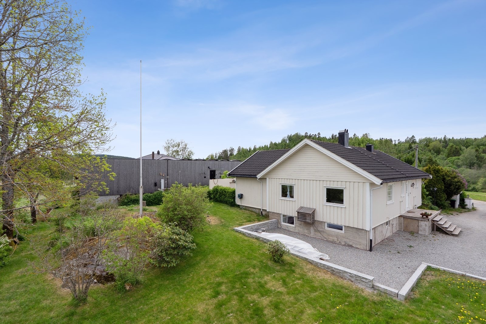 Dette er en enebolig som strekker seg over to plan med en familievennlig planløsning. Galleribilde