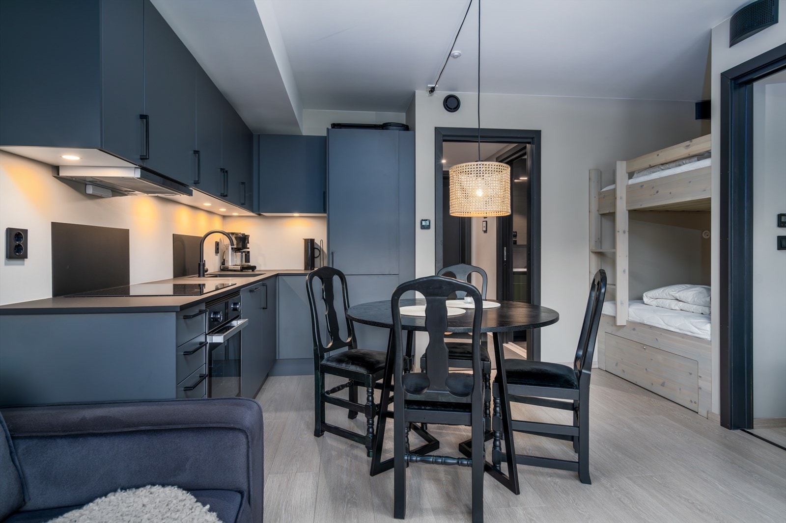 Leiligheten er regulert for utleie og har gode løsninger og ekstra bodplass for oppbevaring av private eiendeler. Galleribilde