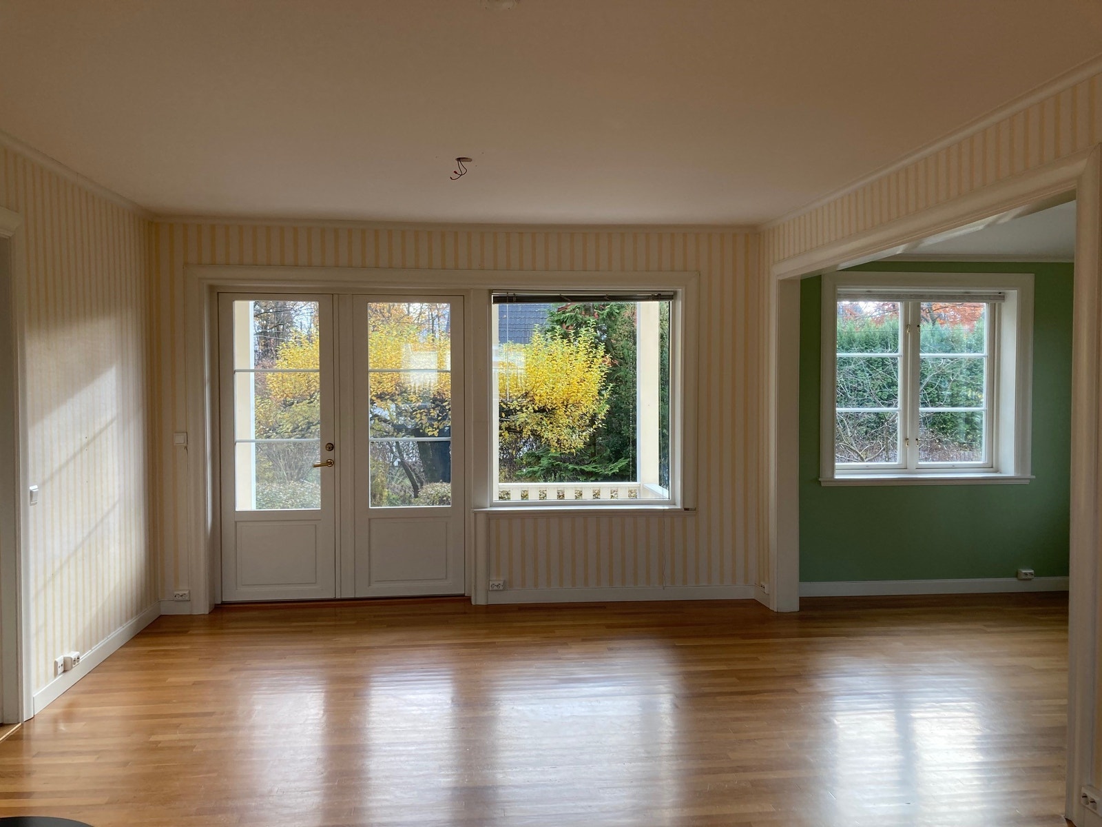 Stuer i 1 etg med utgang til hage. Galleribilde