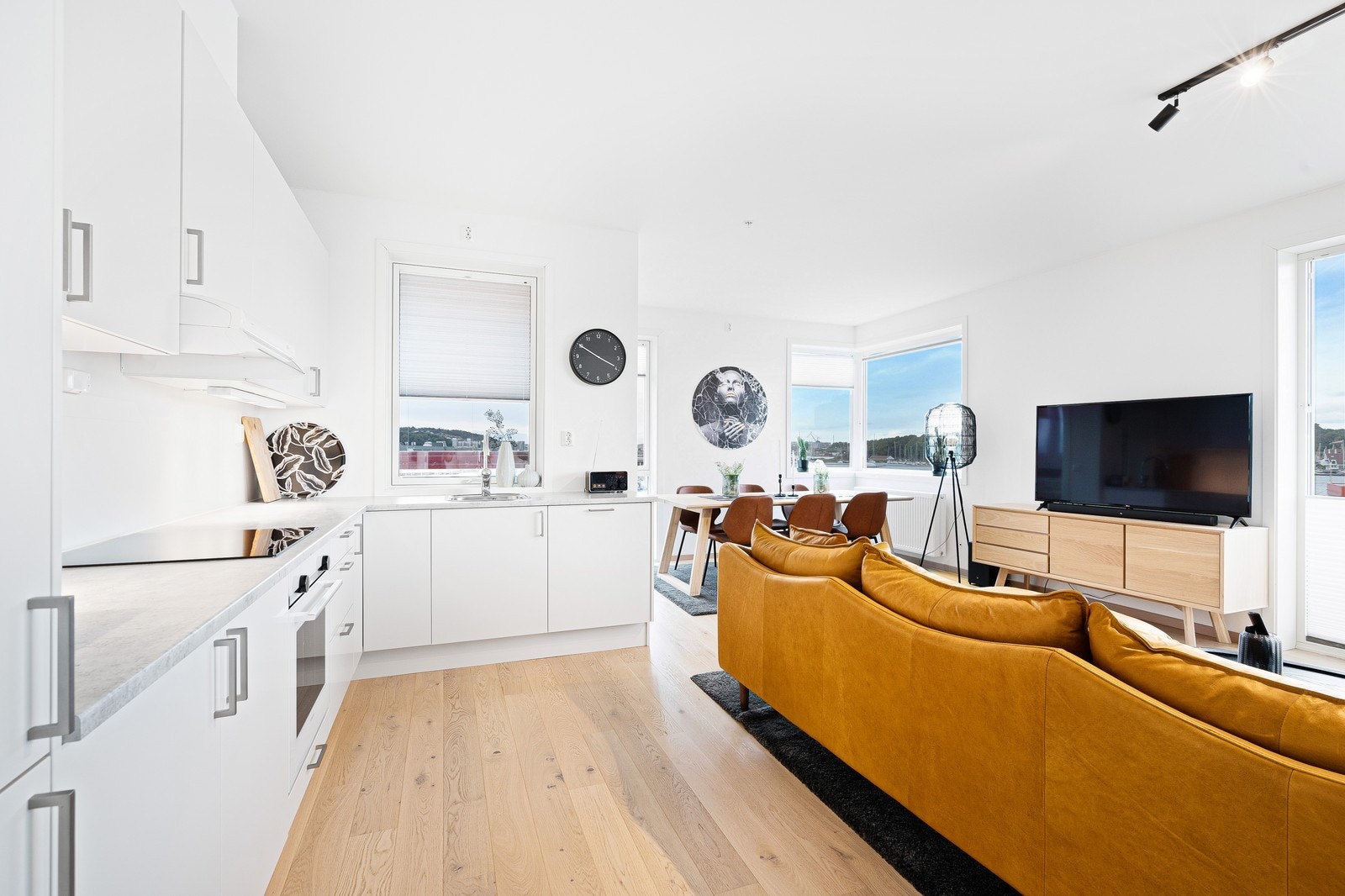 Kjøkken med integrerte hvitevarer og god skapplass Galleribilde