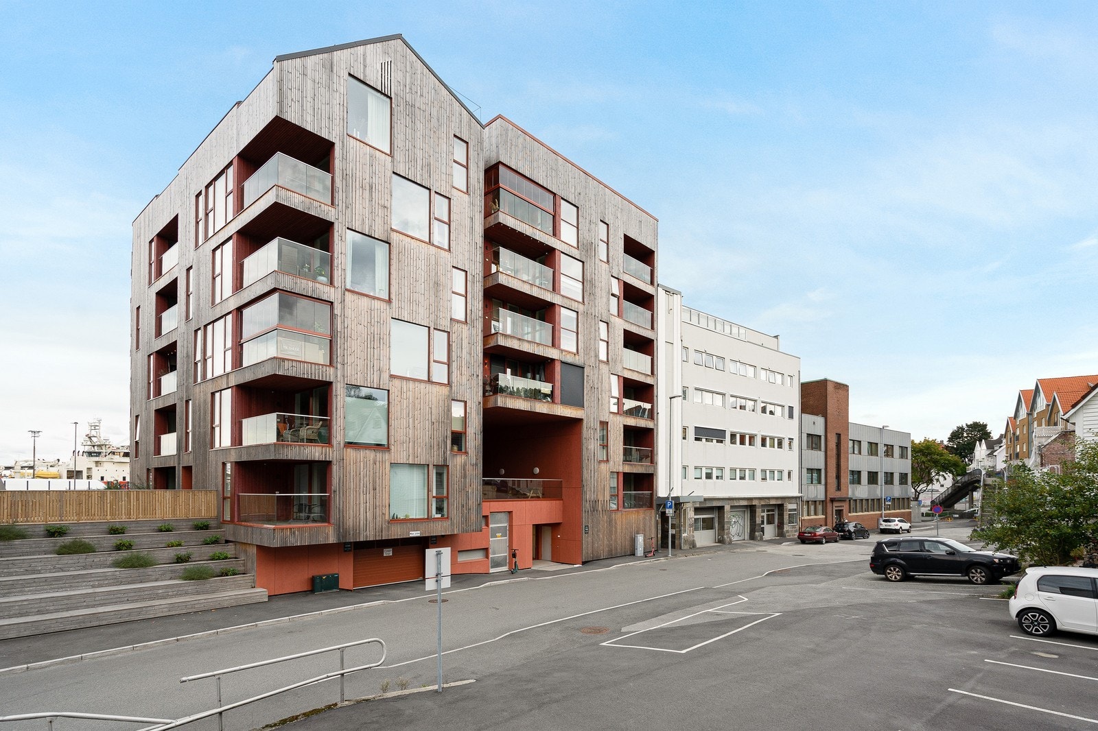 Inngangsparti og garasje i lukket anlegg Galleribilde