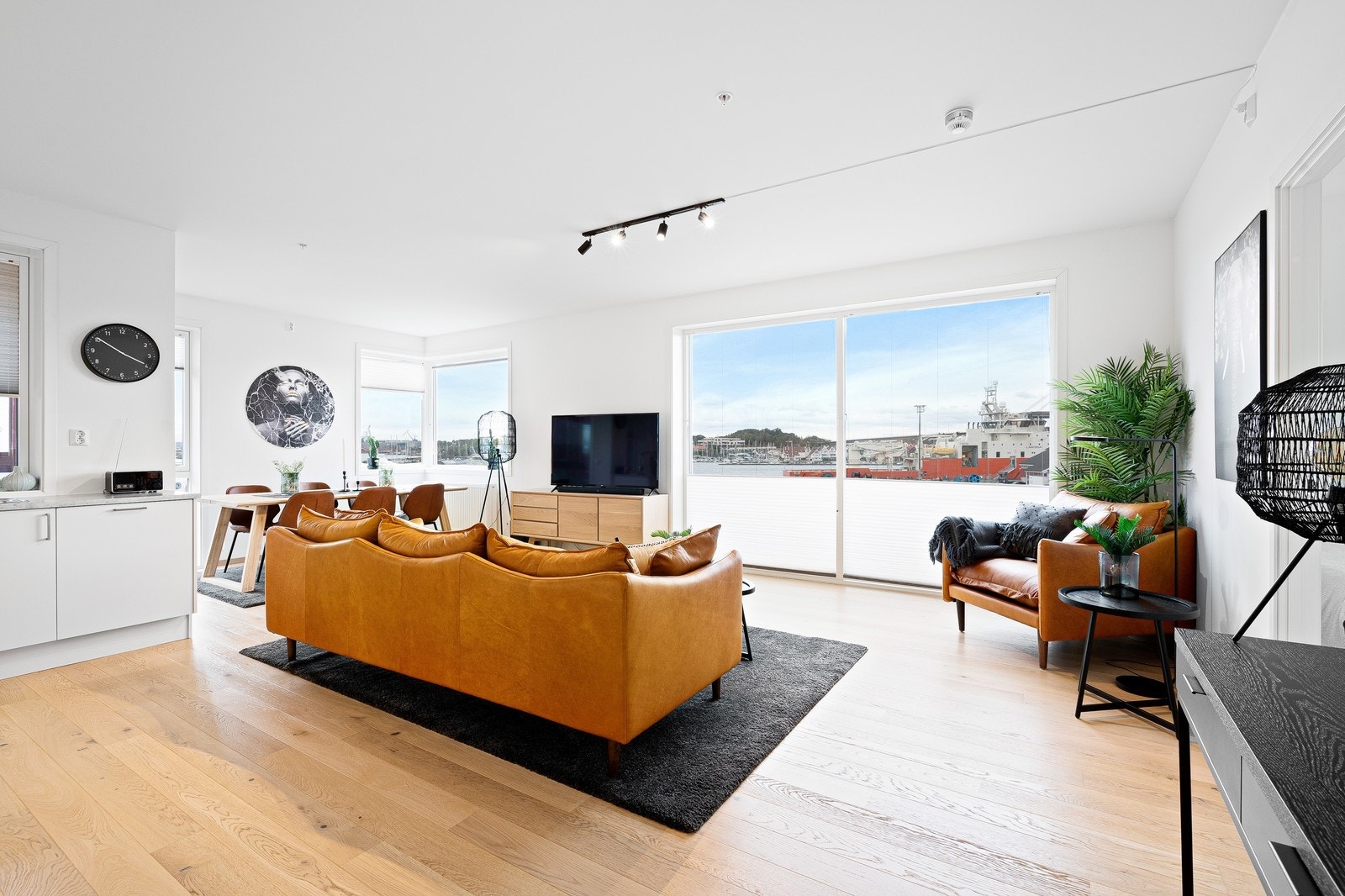 Stue med store vindusflater Galleribilde