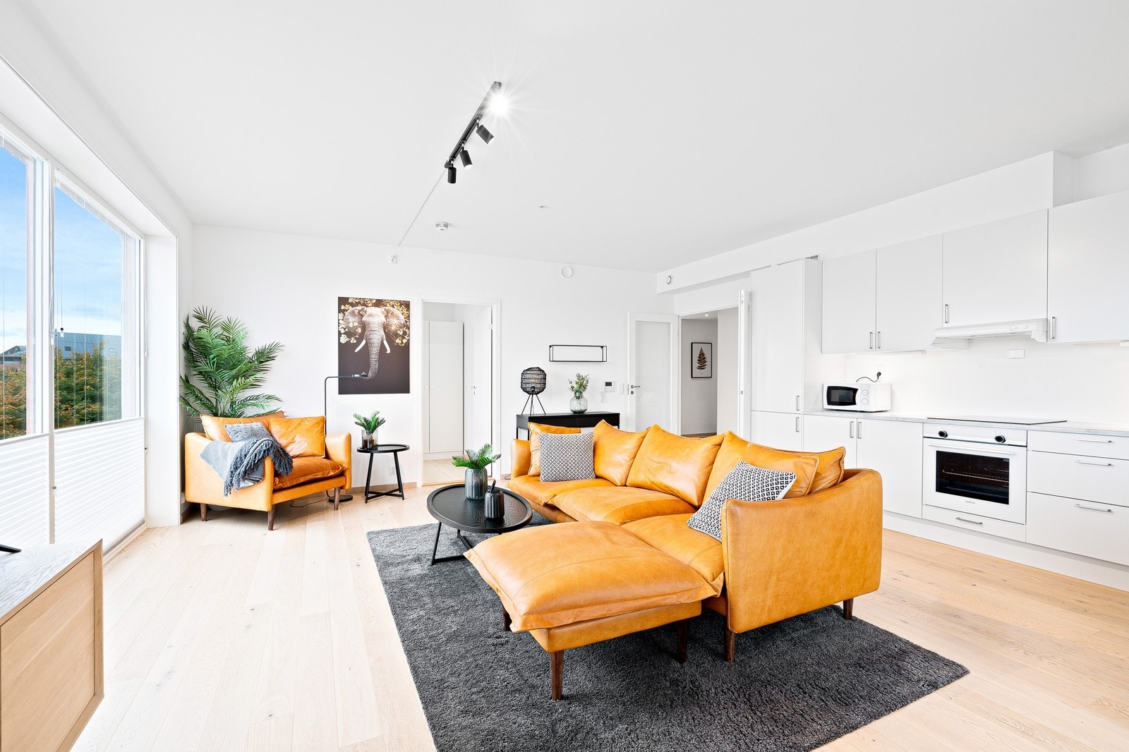 Stuen er romslig med gode lysforhold Galleribilde