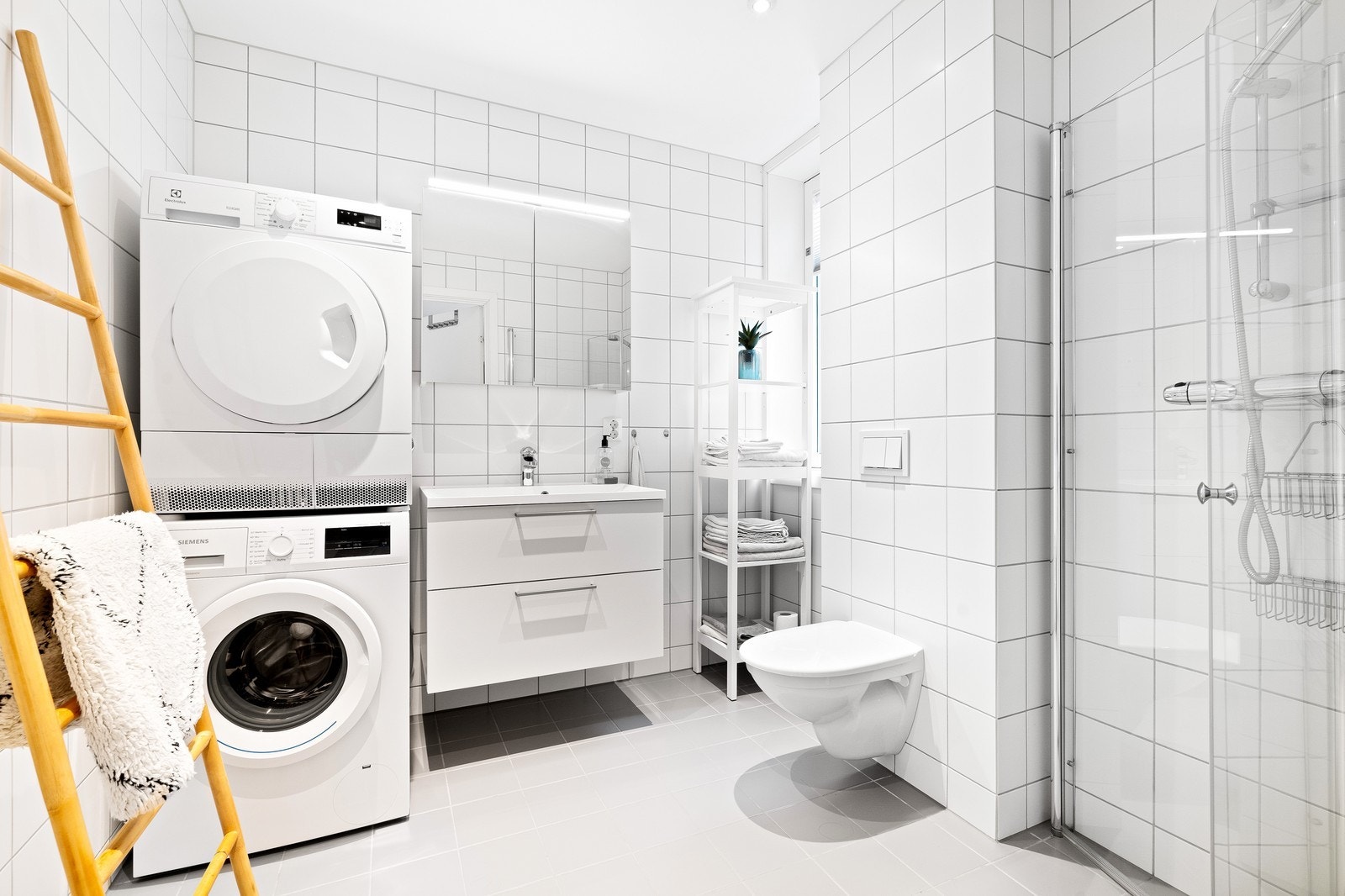 Pent, helefliset bad Galleribilde