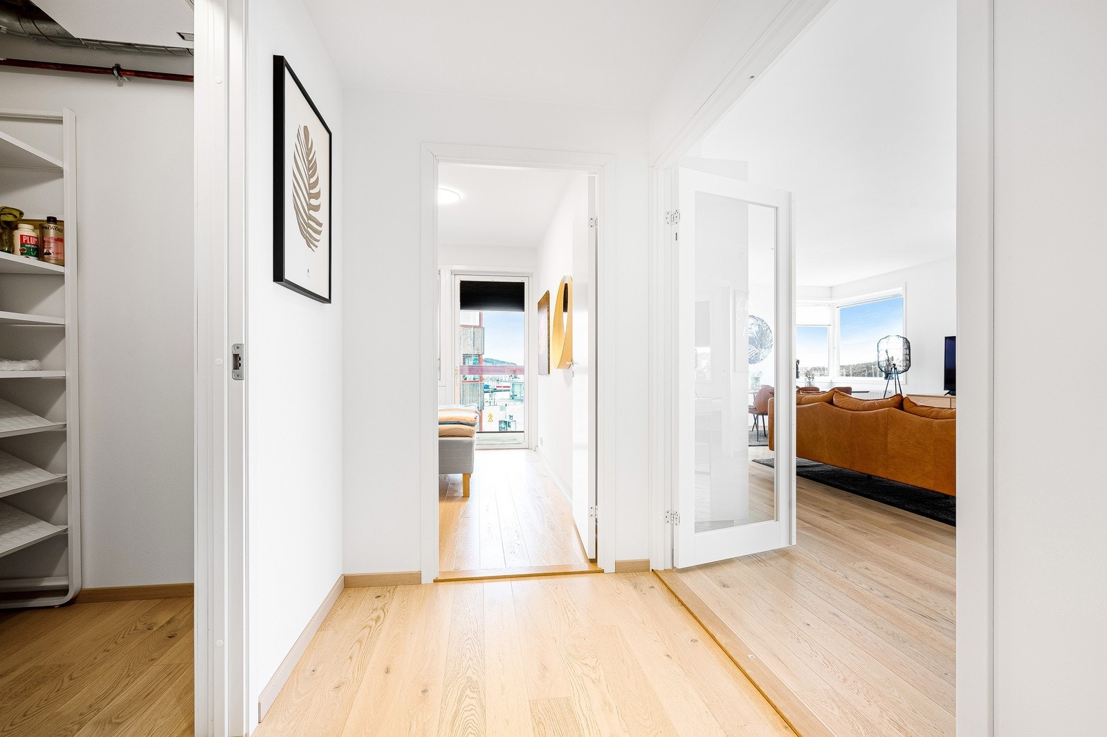 Entre/gang med tilgang til innvendig bod, soverom, stue Galleribilde