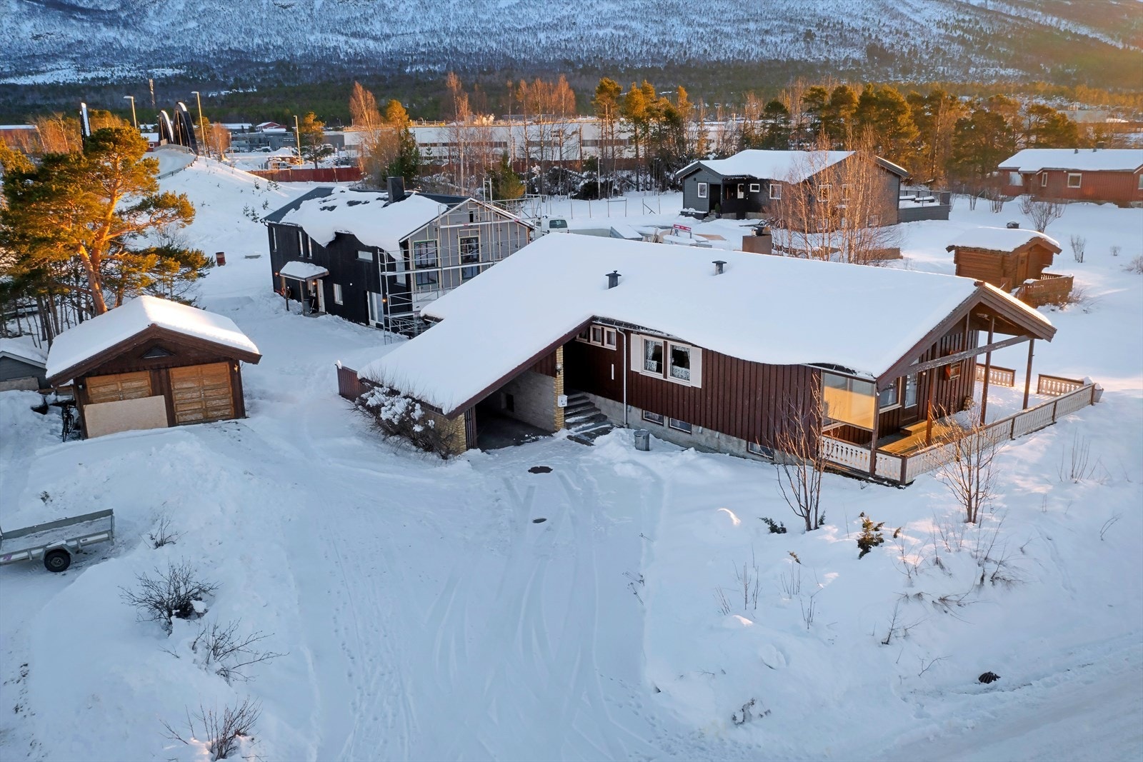 Enebolig med, carport og halvpart av garasje Galleribilde