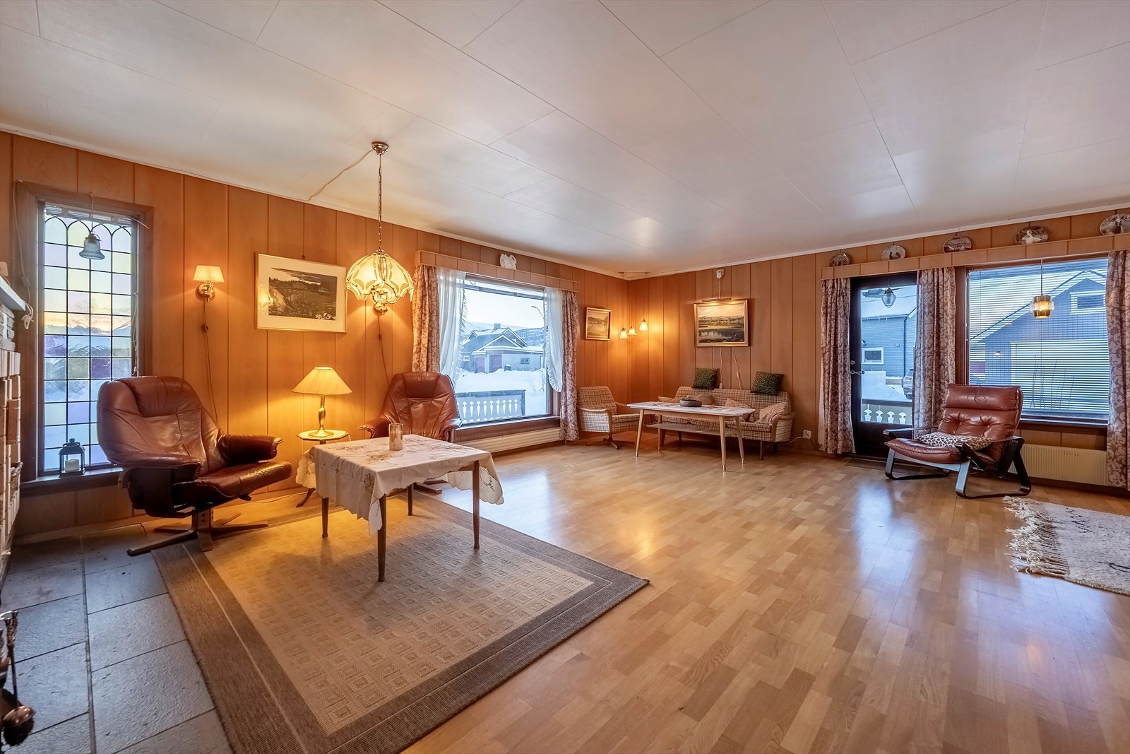 Sørvestvendt stue med store vindusflater Galleribilde