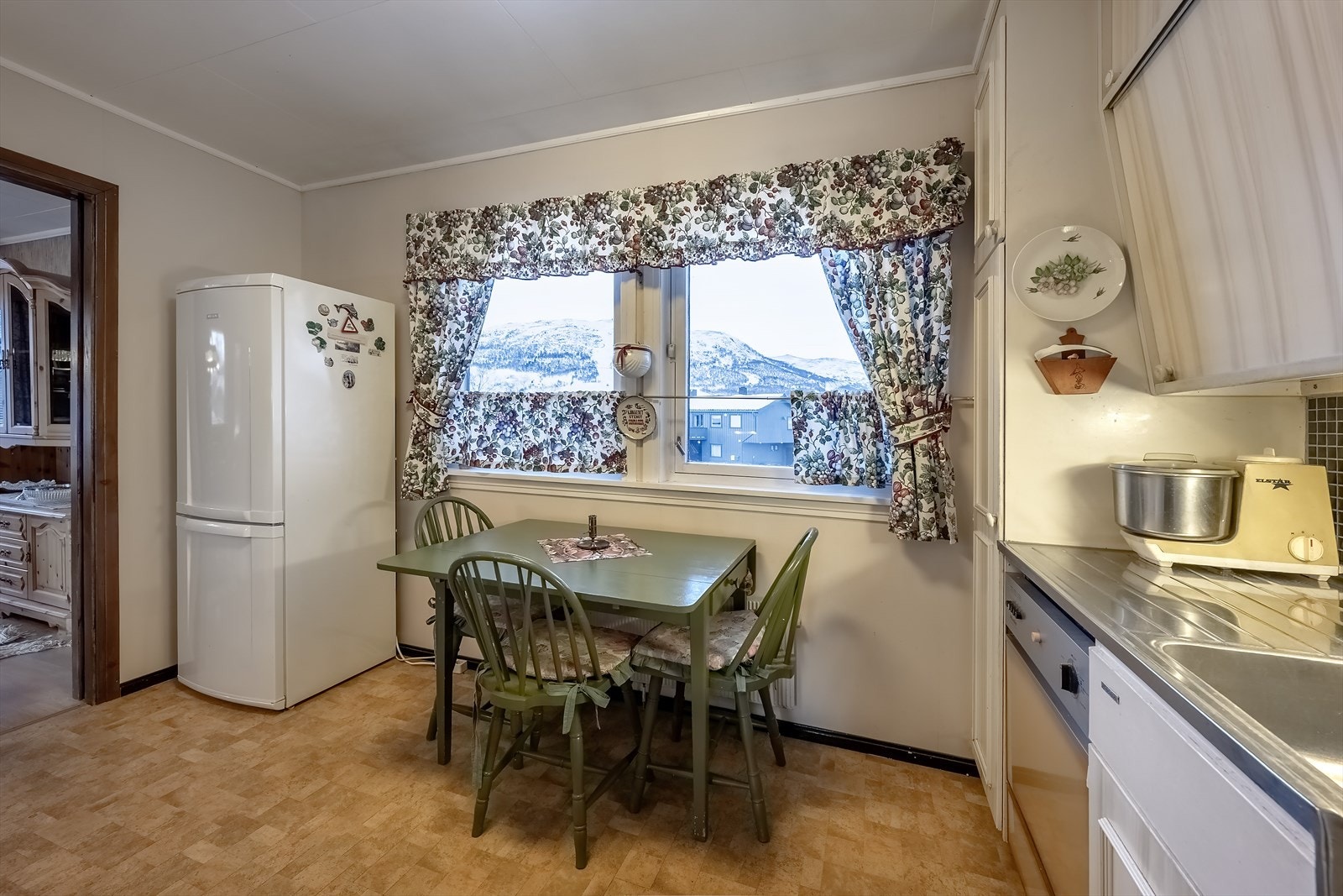 Utsikt mot skiheisene fra kjøkkenbordet Galleribilde