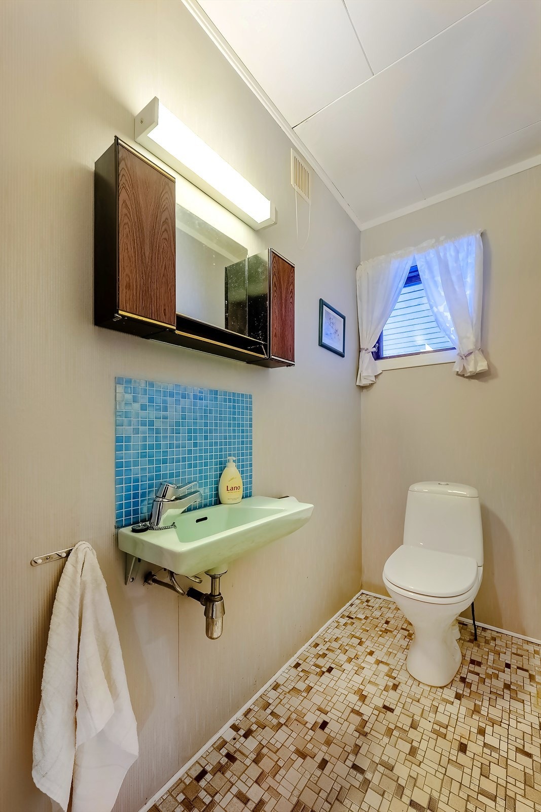 Toalettrom i 1. etasje vegg i vegg med badet Galleribilde