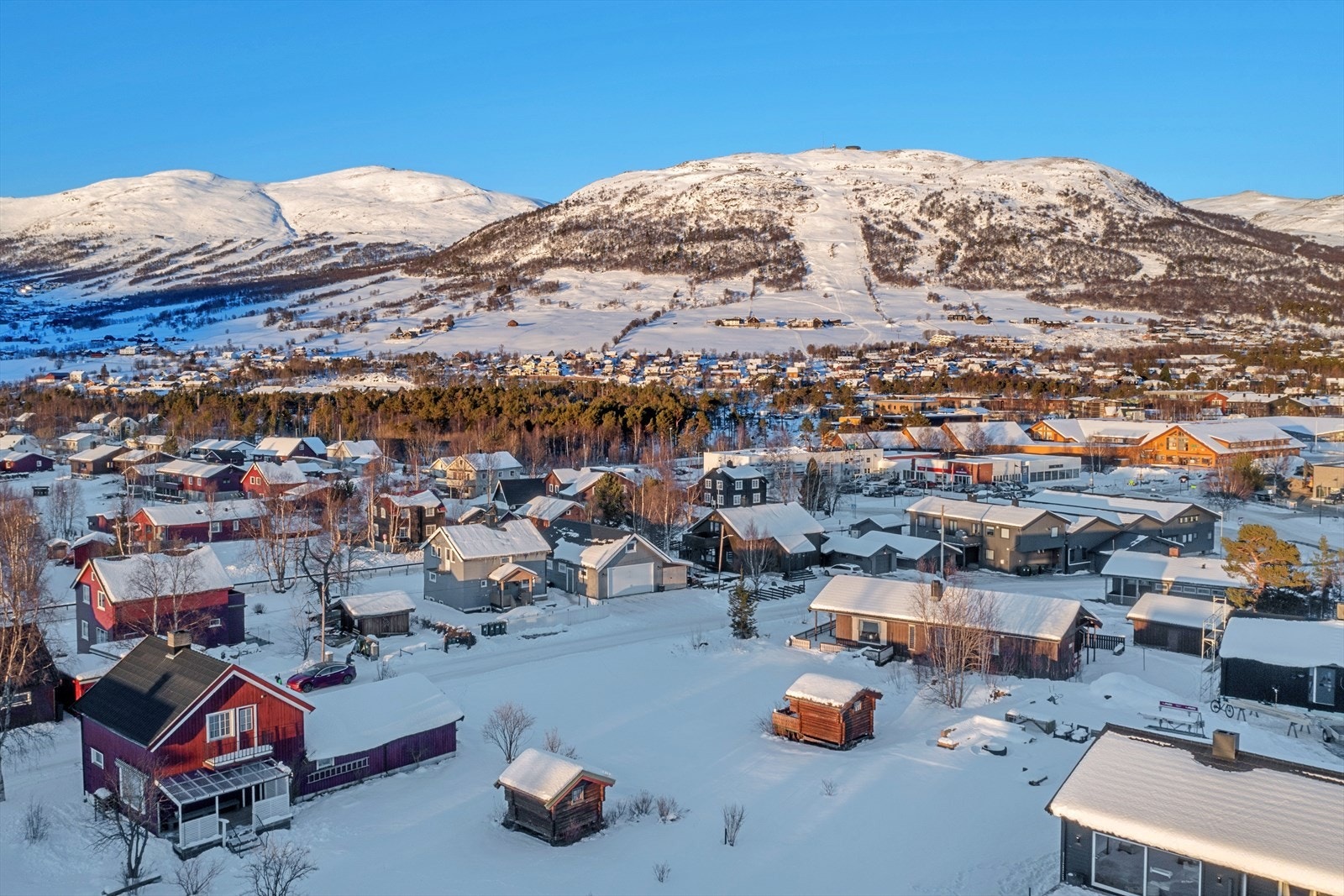 Meget sentral beliggenhet med kort vei til skoler i alle trinn, servicefunksjoner samt et rikt handels- og kulturtilbud Galleribilde
