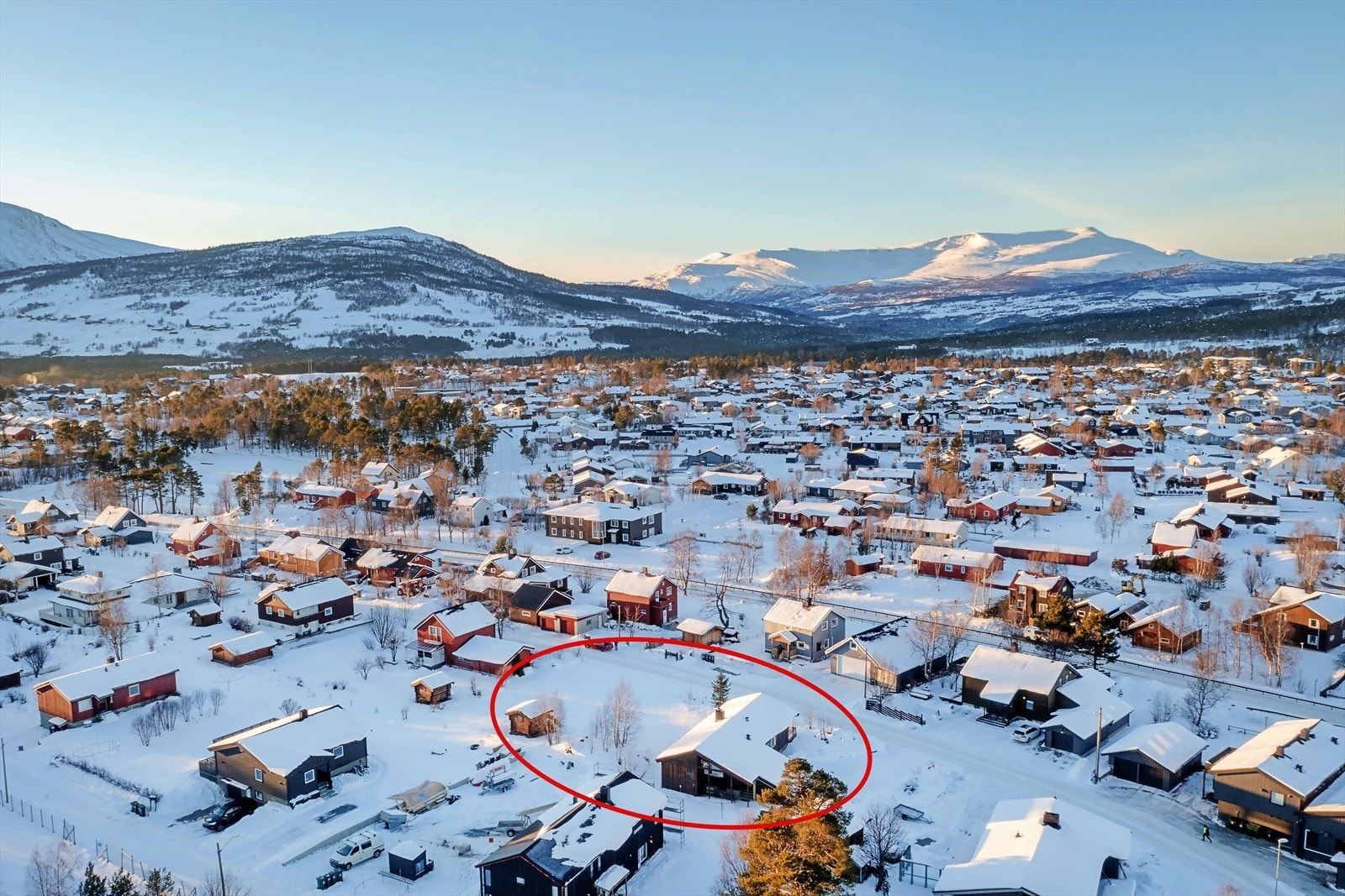 Eiendommen ligger i et veletablert, rolig og barnevennlig boområde nært gode friarealer og badeplass sør i Oppdal sentrum Galleribilde