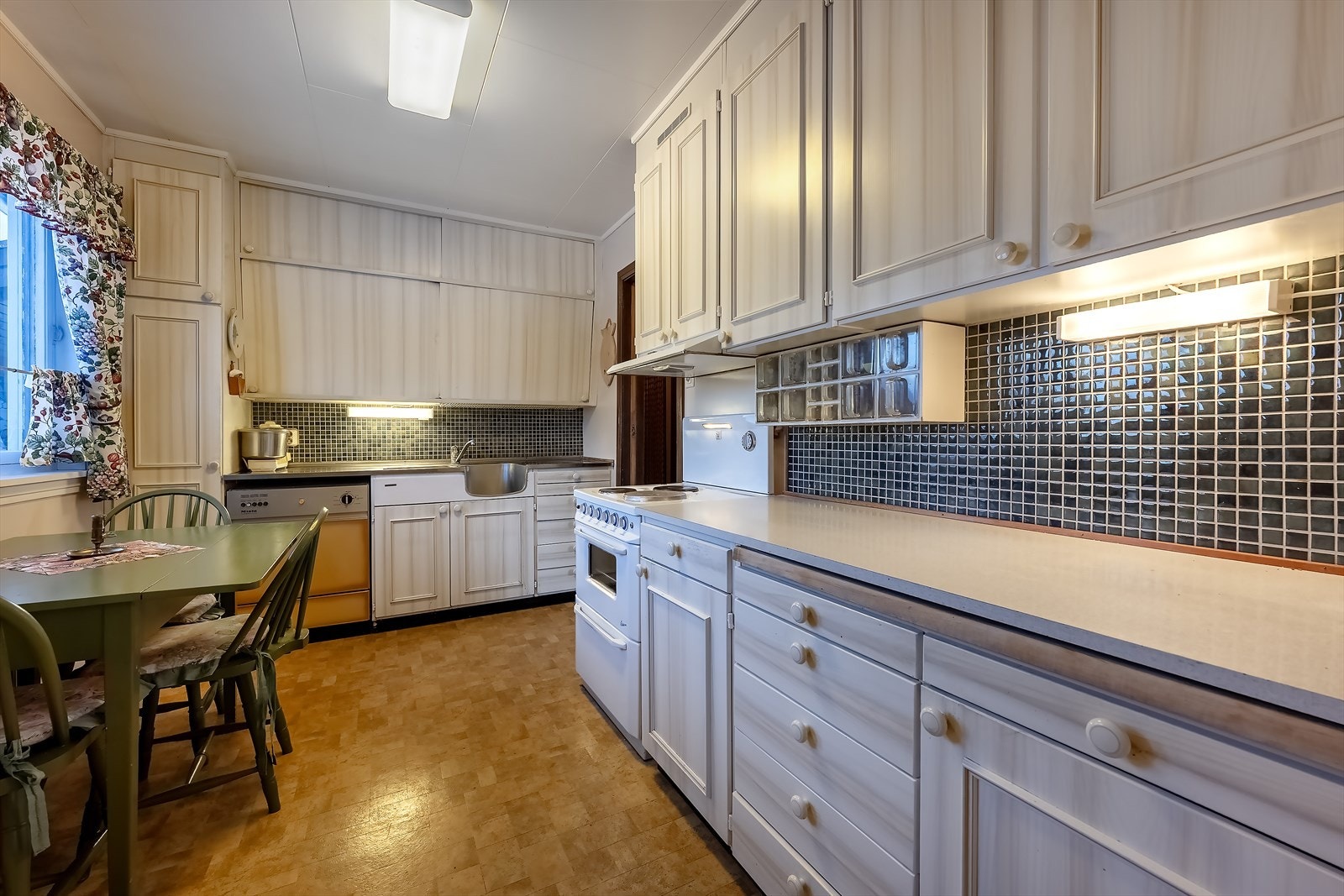 Kjøkken med plass for kjøkkenbord Galleribilde