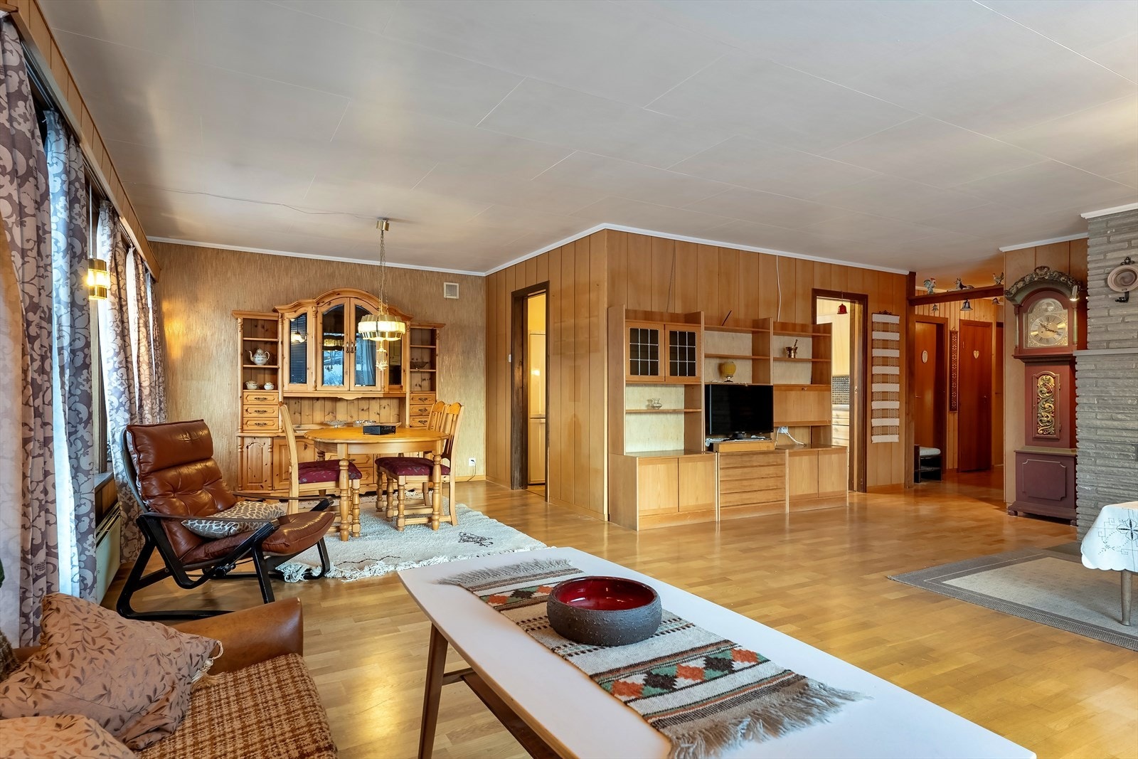 Stue og spisestue i åpen løsning med inngang til kjøkken Galleribilde