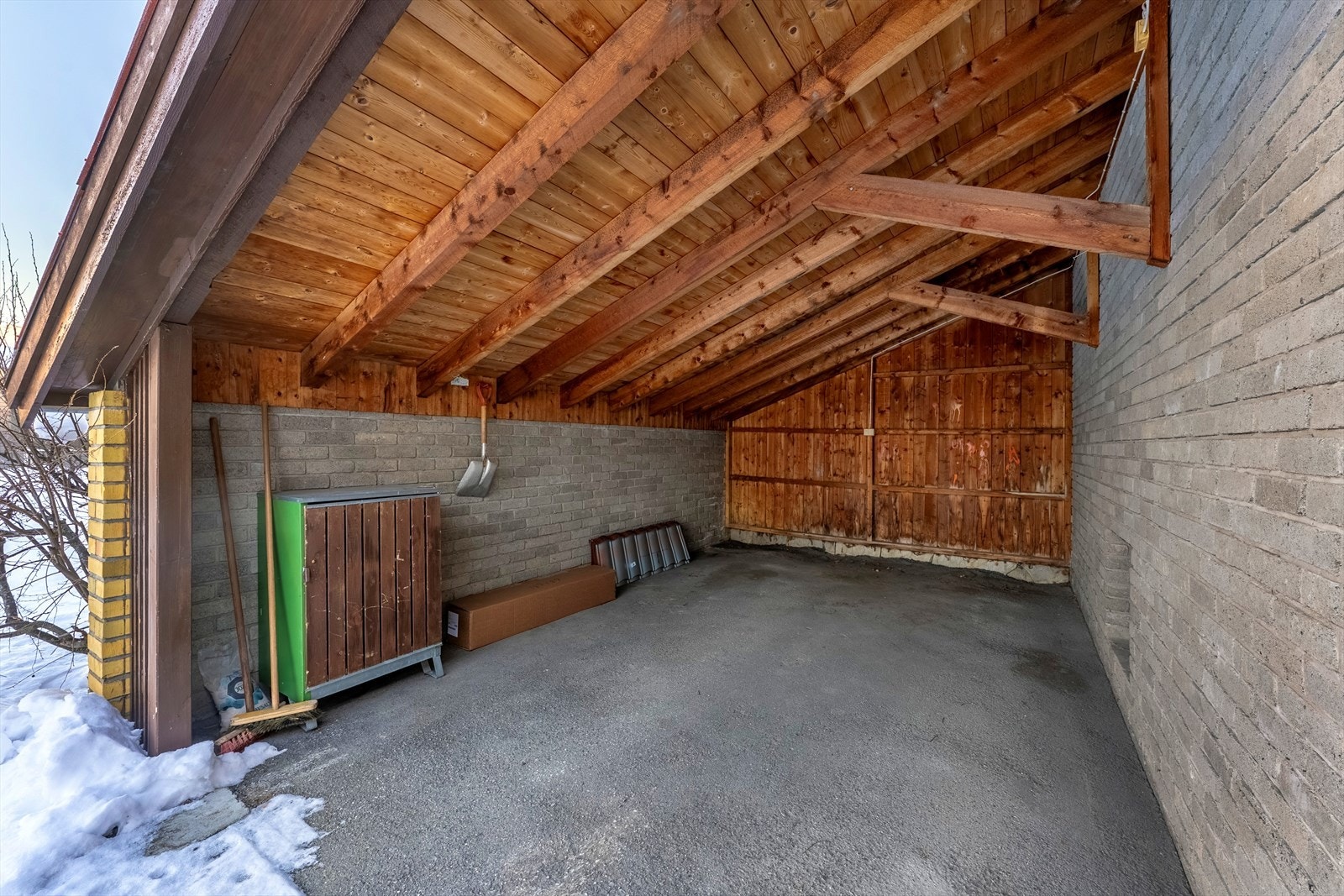 Carport i tilknytning til inngangsparti Galleribilde