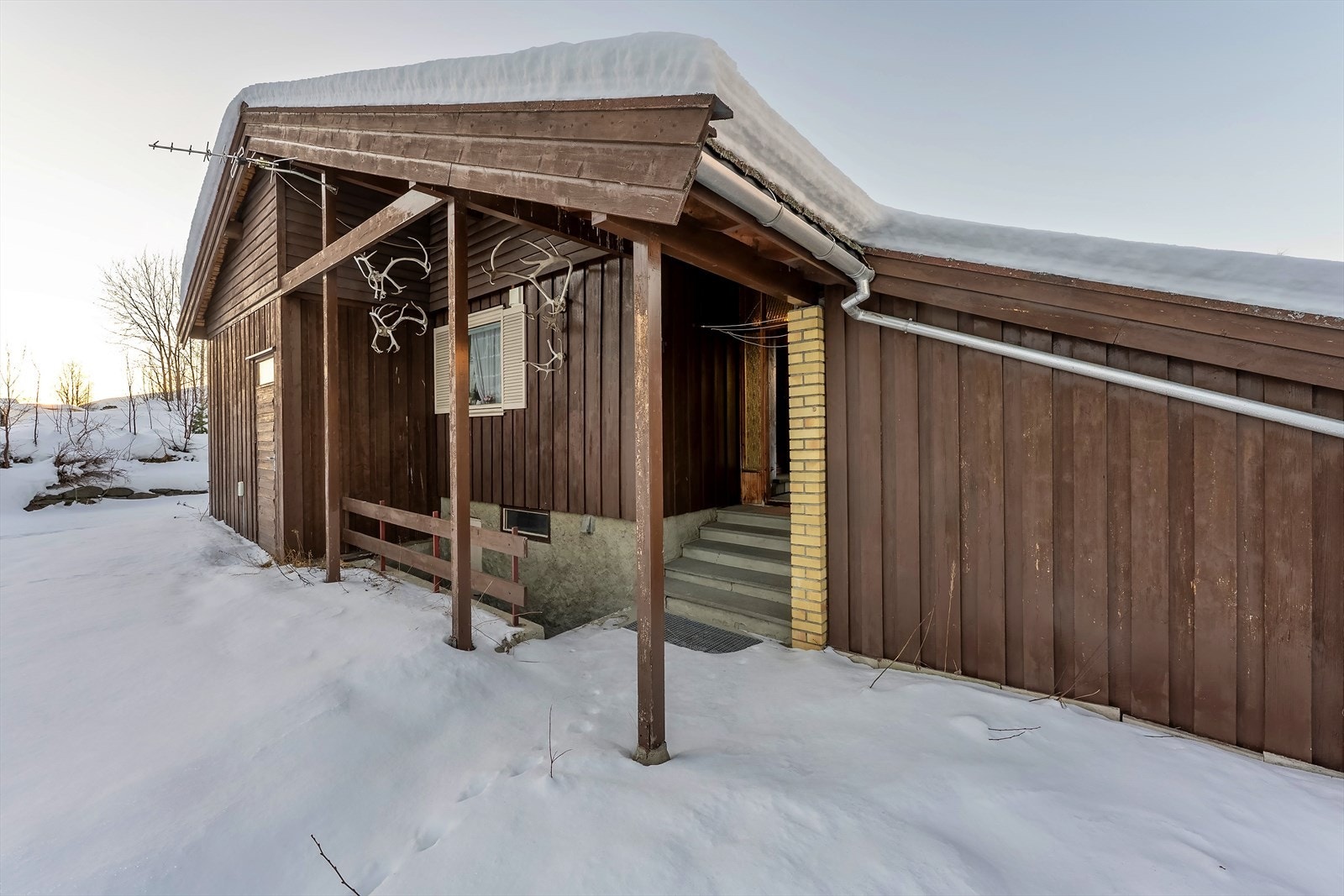 Utvendig bod og takoverbygd kjellernedgang mot øst Galleribilde