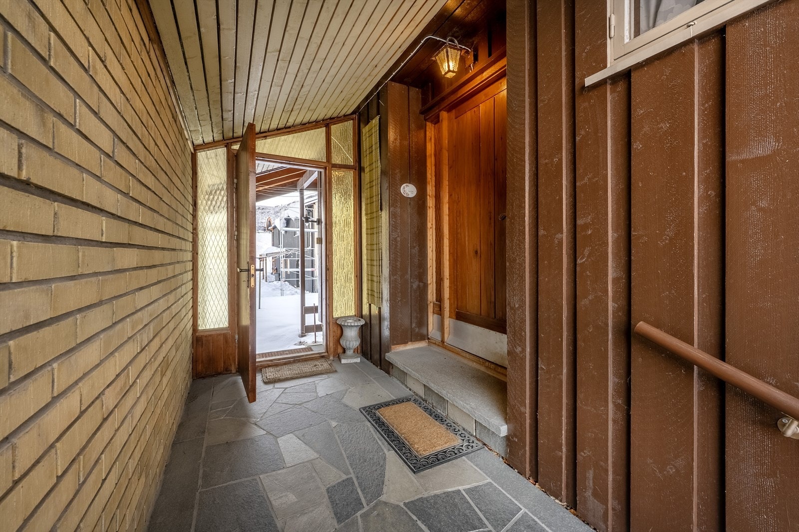 Takoverbygd inngangsparti/svalgang med gjennomgang til utvendig kjellertrapp Galleribilde