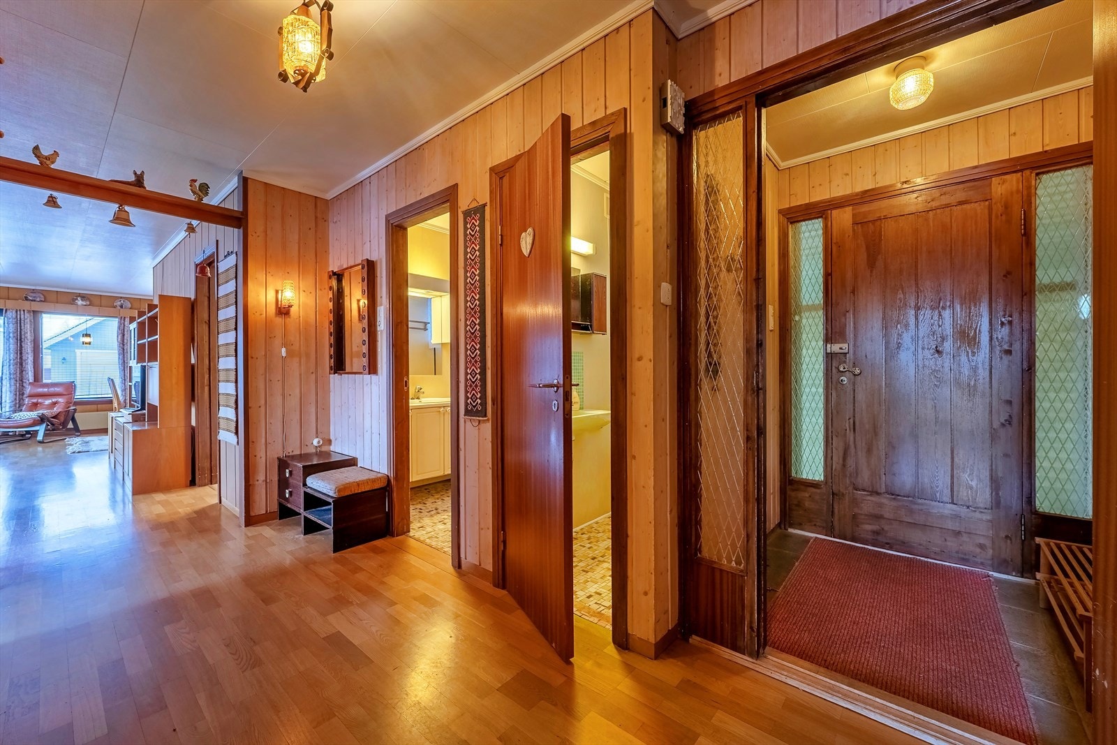 Velkommen inn! Vindfang og entré med adkomst til bad, toalettrom, alle soverom og kjellernedgang samt åpning mot stue og kjøkken Galleribilde