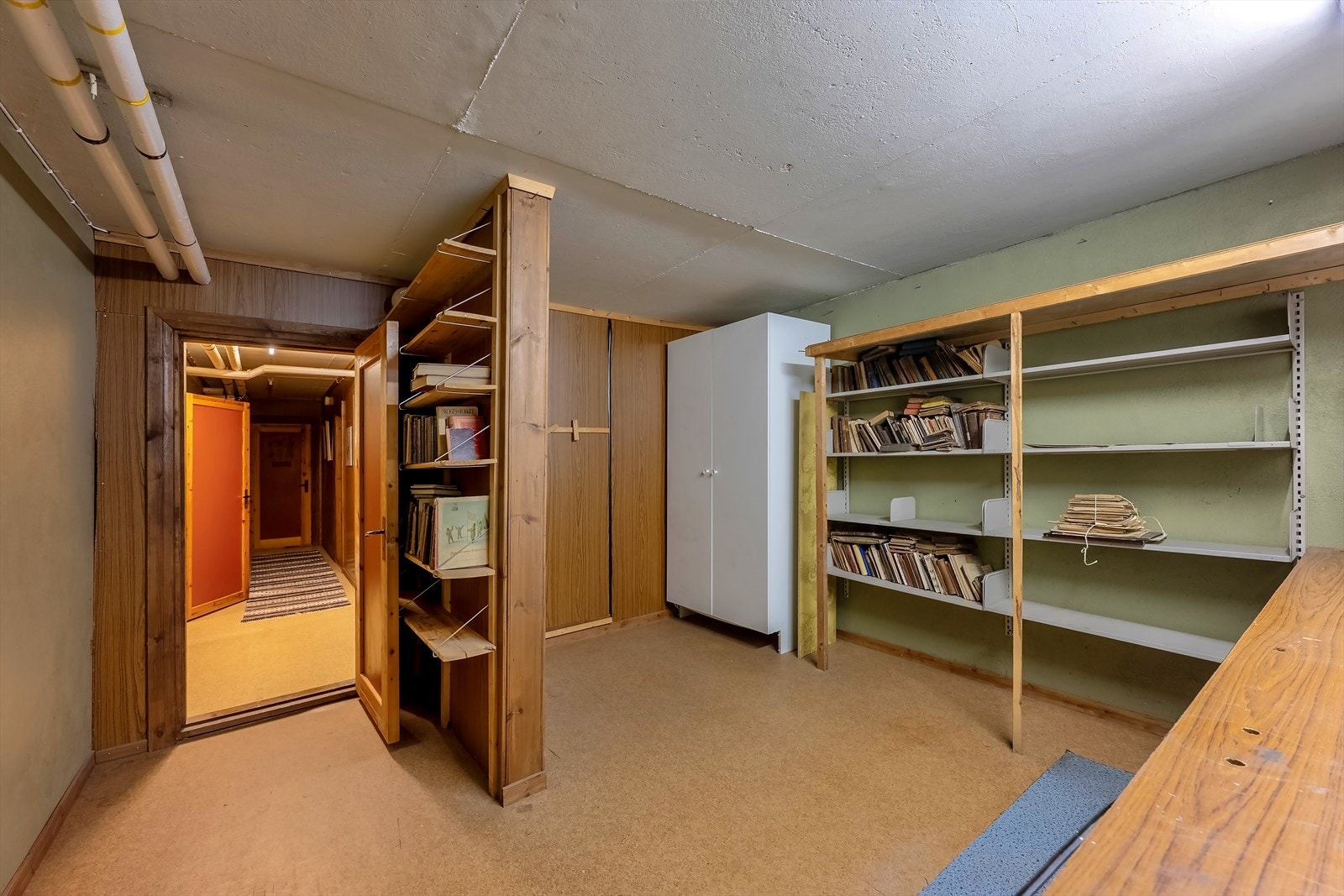 Bod med egen inngang via utvendig, takoverbygd trapp Galleribilde