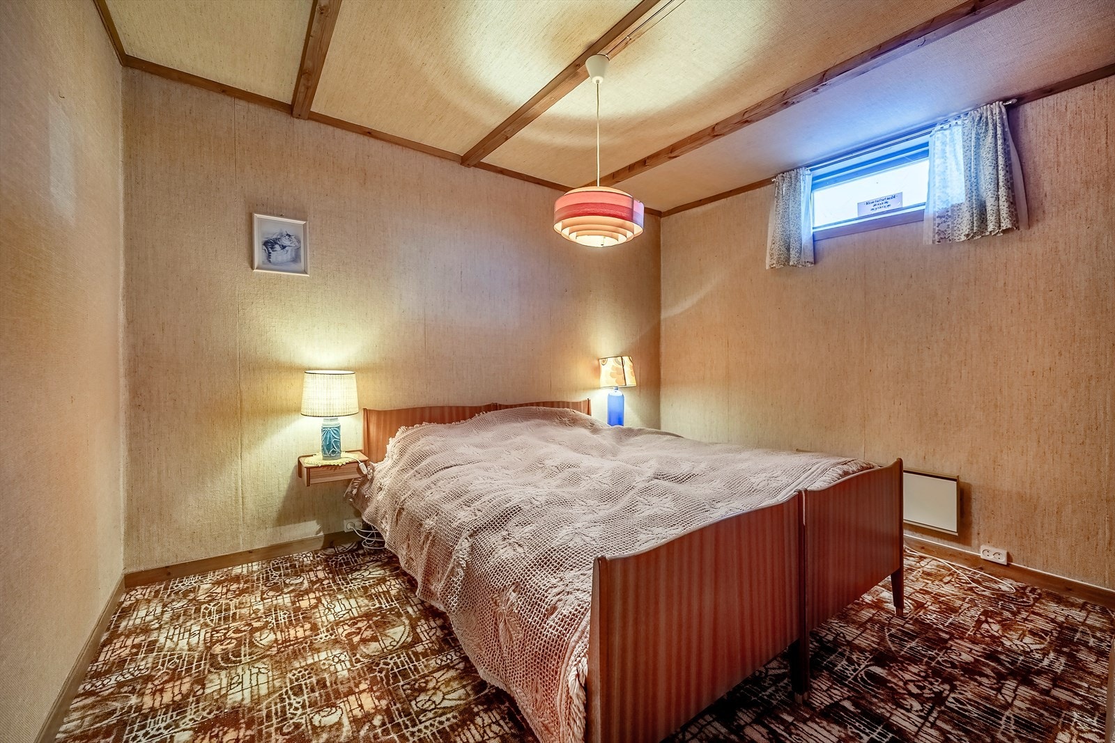 Kjelleren har to rom innredet og brukt som soverom Galleribilde