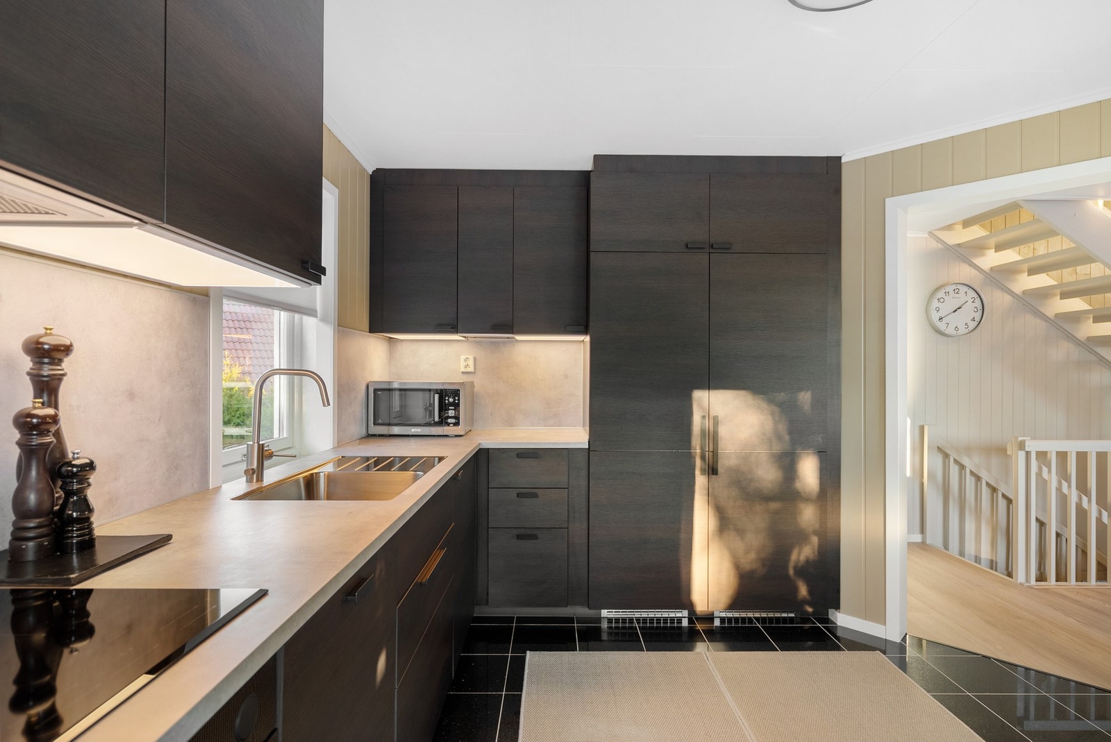 Kjøkken med slette fronter fra 2022 Galleribilde