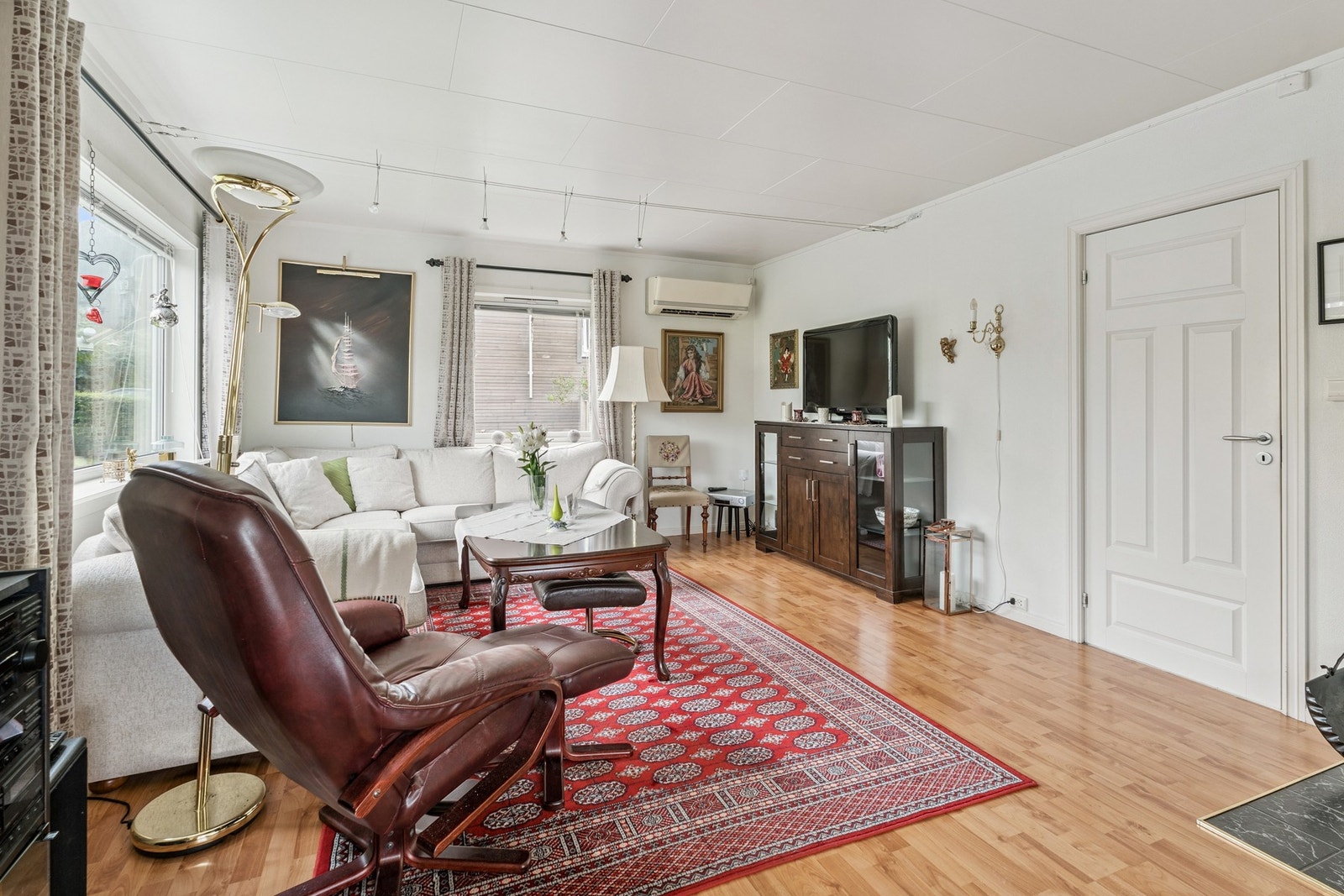 Lys stue med luft til luft varmepumpe. Galleribilde