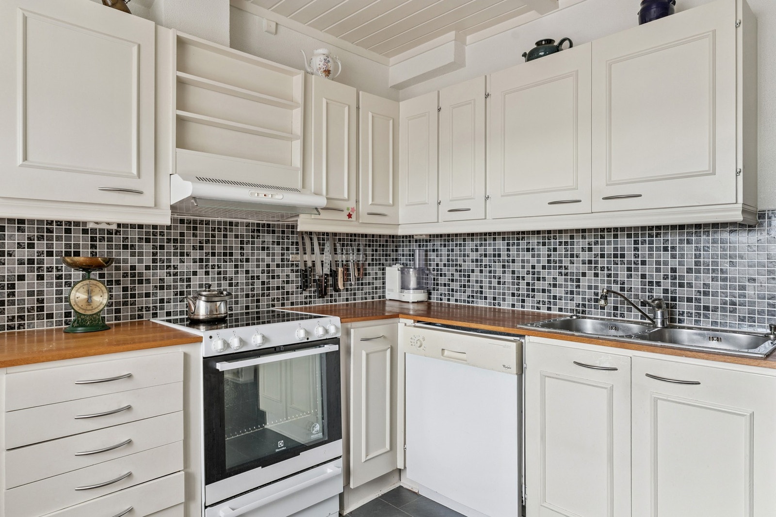 Hvitevarene på kjøkken vil medfølge handelen. Galleribilde