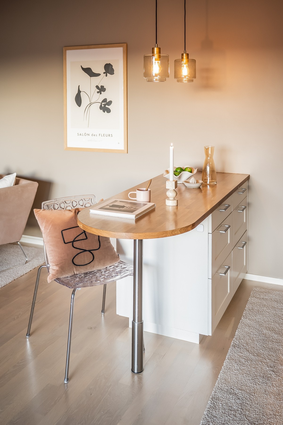 Praktisk kjøkkenøy med ekstra benk- og skapplass som skaper større arebidsflater og lagringsmuligheter. Galleribilde