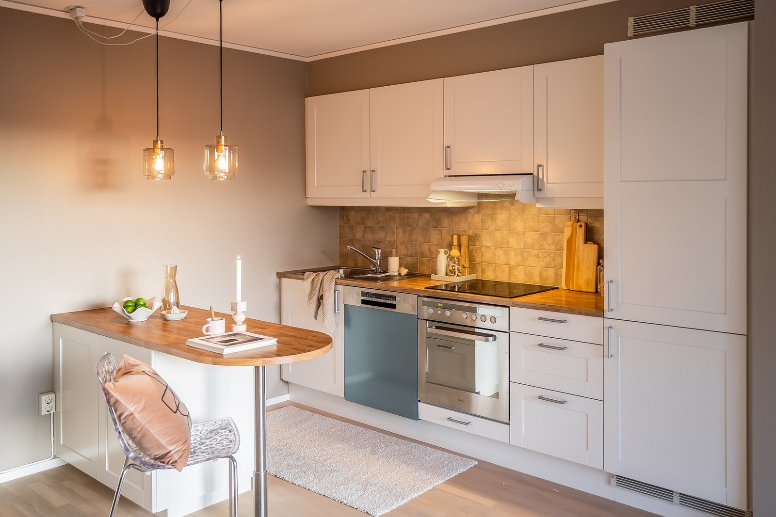 Lyst og moderne kjøkken med profilerte fronter og laminat benkeplate. Tilstandsgrad-1 iht. Takstrapport. Galleribilde