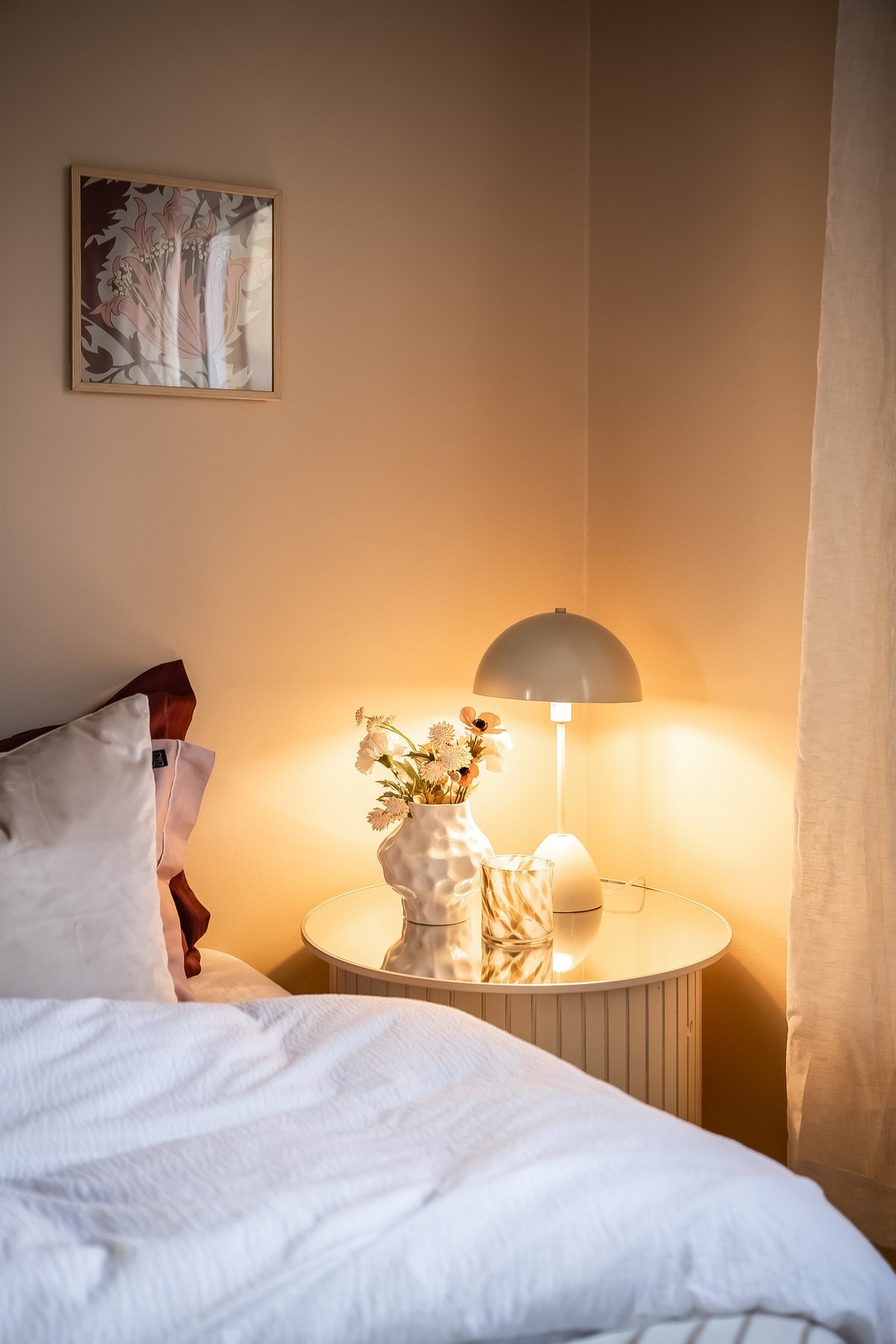 Soverommet er malt i moderne farger med plass for garderobeløsning, nattbord, dobbeltsseng. m.m Galleribilde