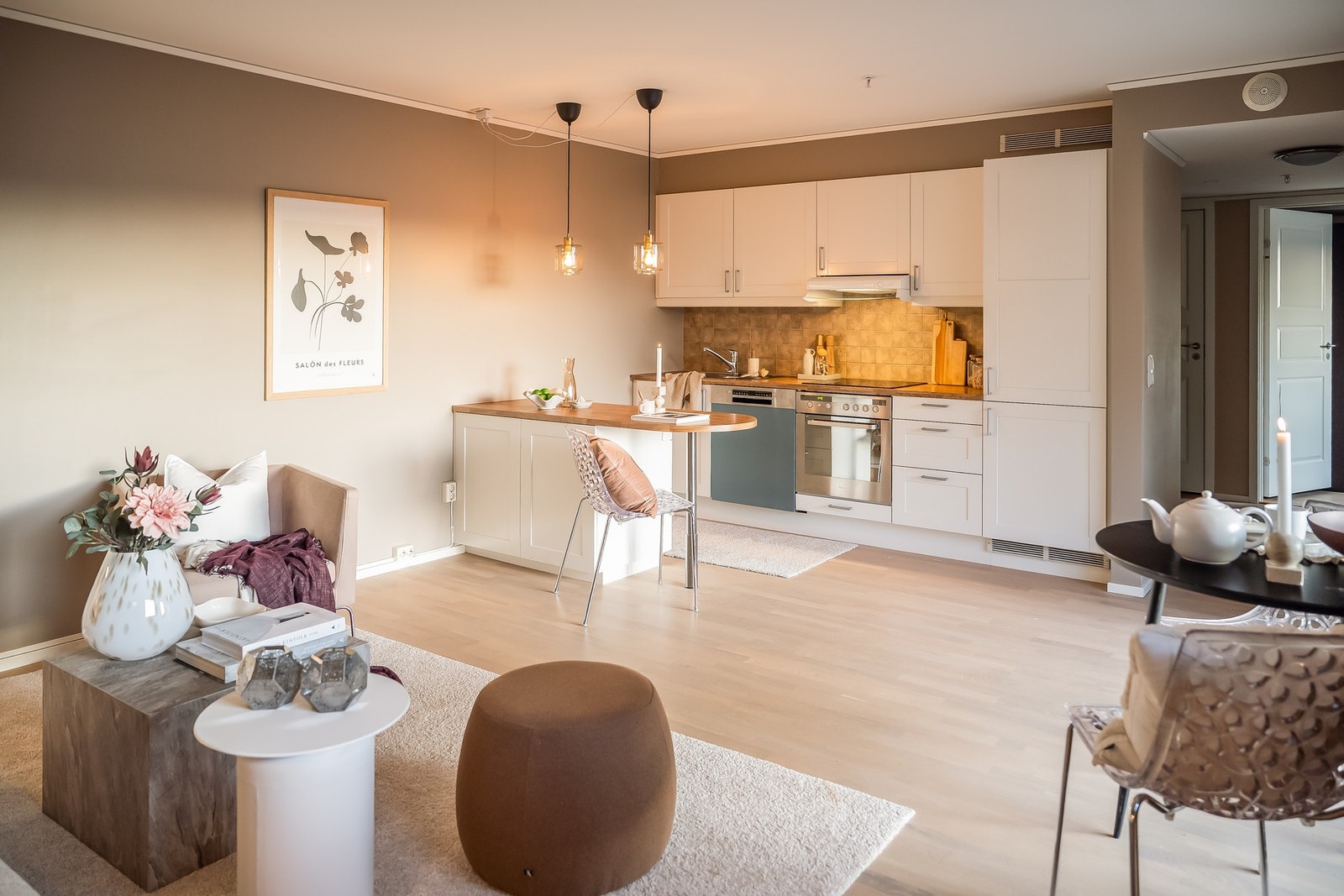 Flott stue med åpen kjøkkenløsning. Stuen måler ca. 24 kvm. Galleribilde