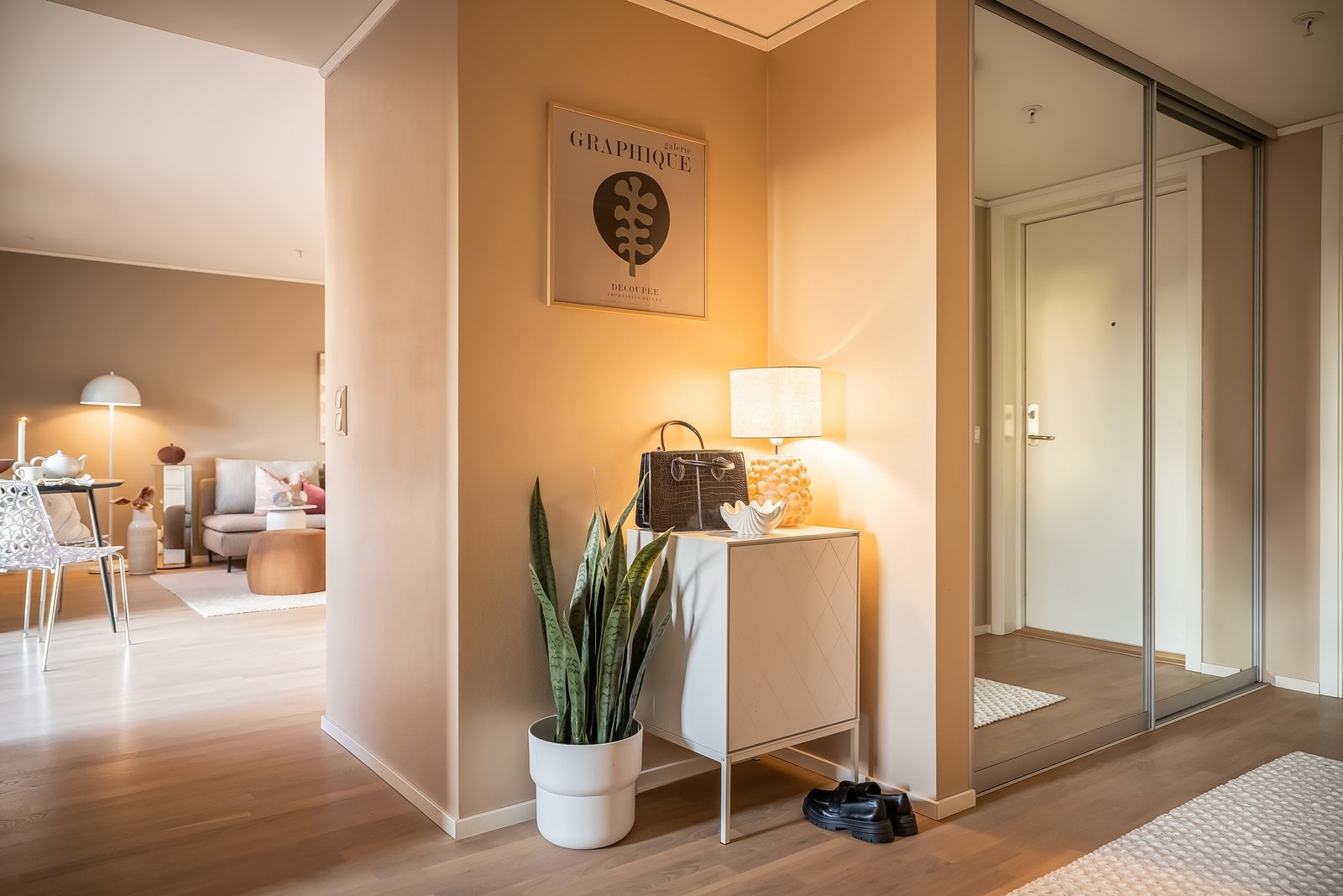 Romslig gangareal med skyvedørsgarderobe med speilfronter. God plass for lagring av både sko og klær. Galleribilde