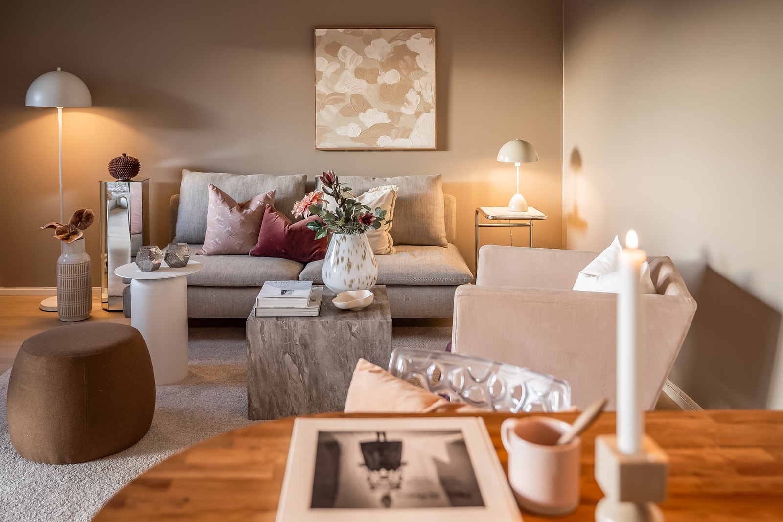 Stuen er enkel å innrede med naturlige soner for sofa, stoler, spisebord m.m. Galleribilde