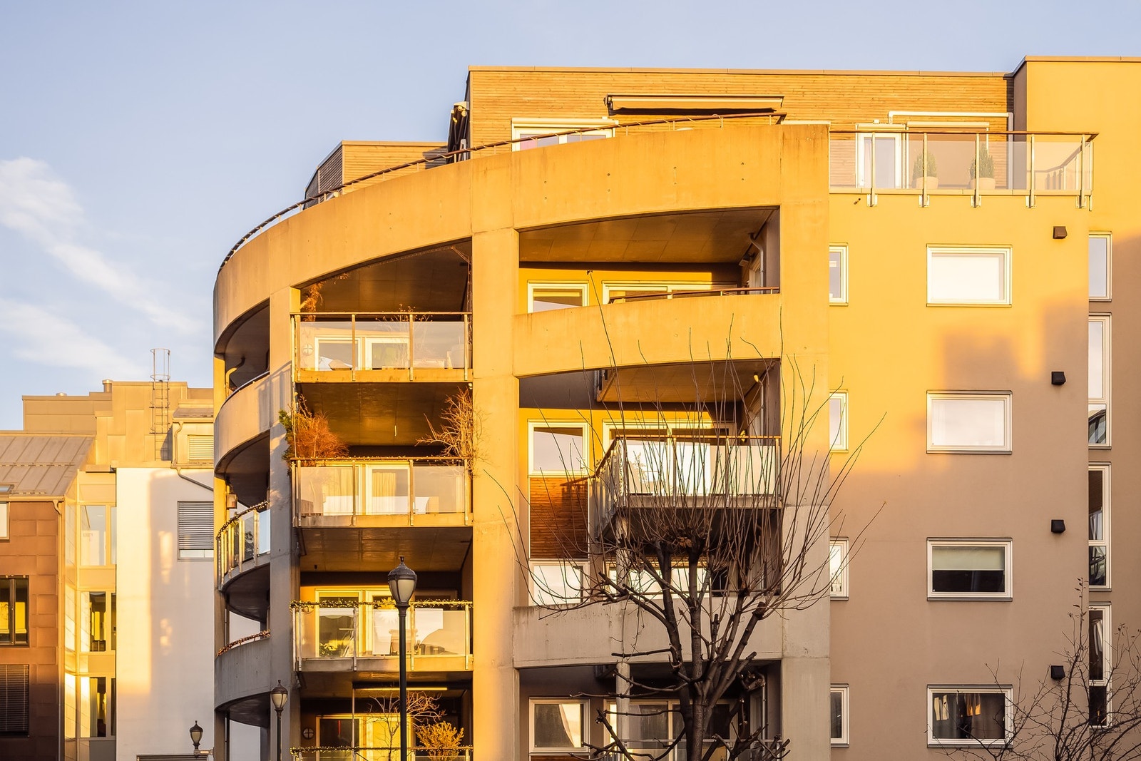 Fra Bakklandet har man gangavstand til de fleste servicefunksjoner, herunder Rema 1000 og Bunnpris på Nedre Bakklandet som har post i butikk og søndagsåpent, frisør, og restauranter. Galleribilde