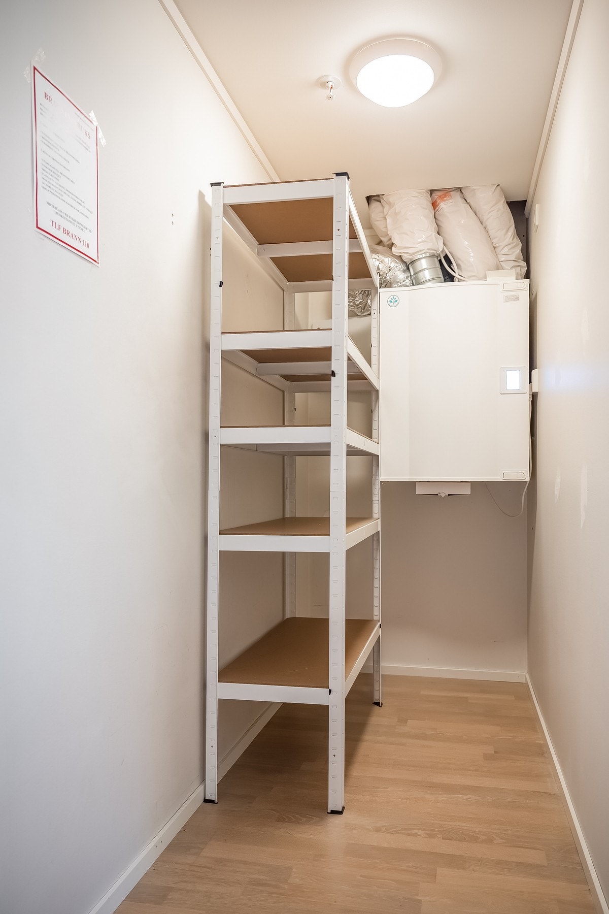 Praktisk bod med inngang fra gangen på ca. 2,5 kvm. Det finnes i tillegg en bod på 6 kvm i fellesareal. Galleribilde