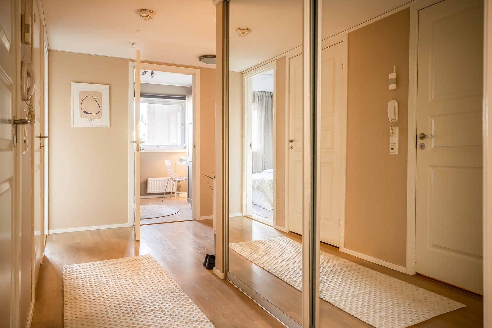 Fra gangen har man tilgang på alle rom i leiligheten. Galleribilde