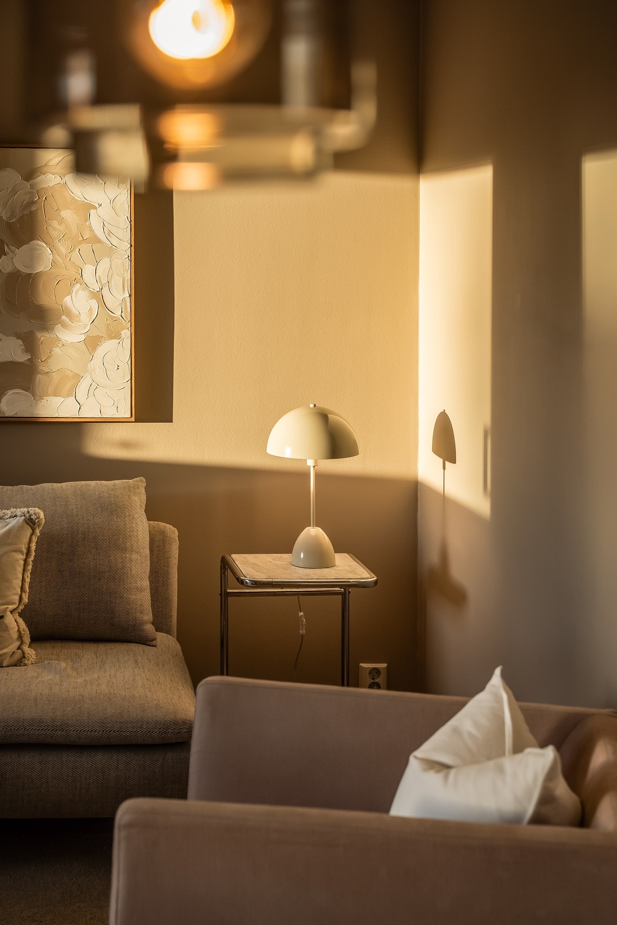 Stuen er malt opp i flotte og tidsriktige farger. Galleribilde