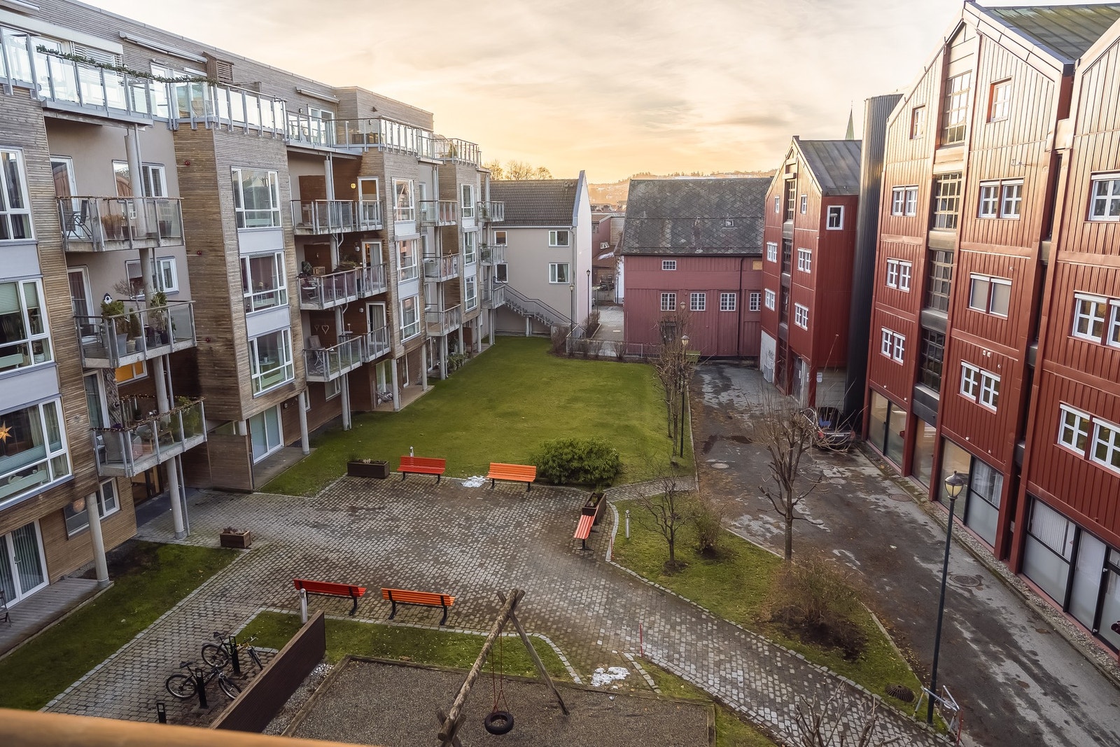 Fra balkongen i 4.etasje har man fin utsikt over de flotte og grønne fellesarealene som tilhører sameiet. Galleribilde