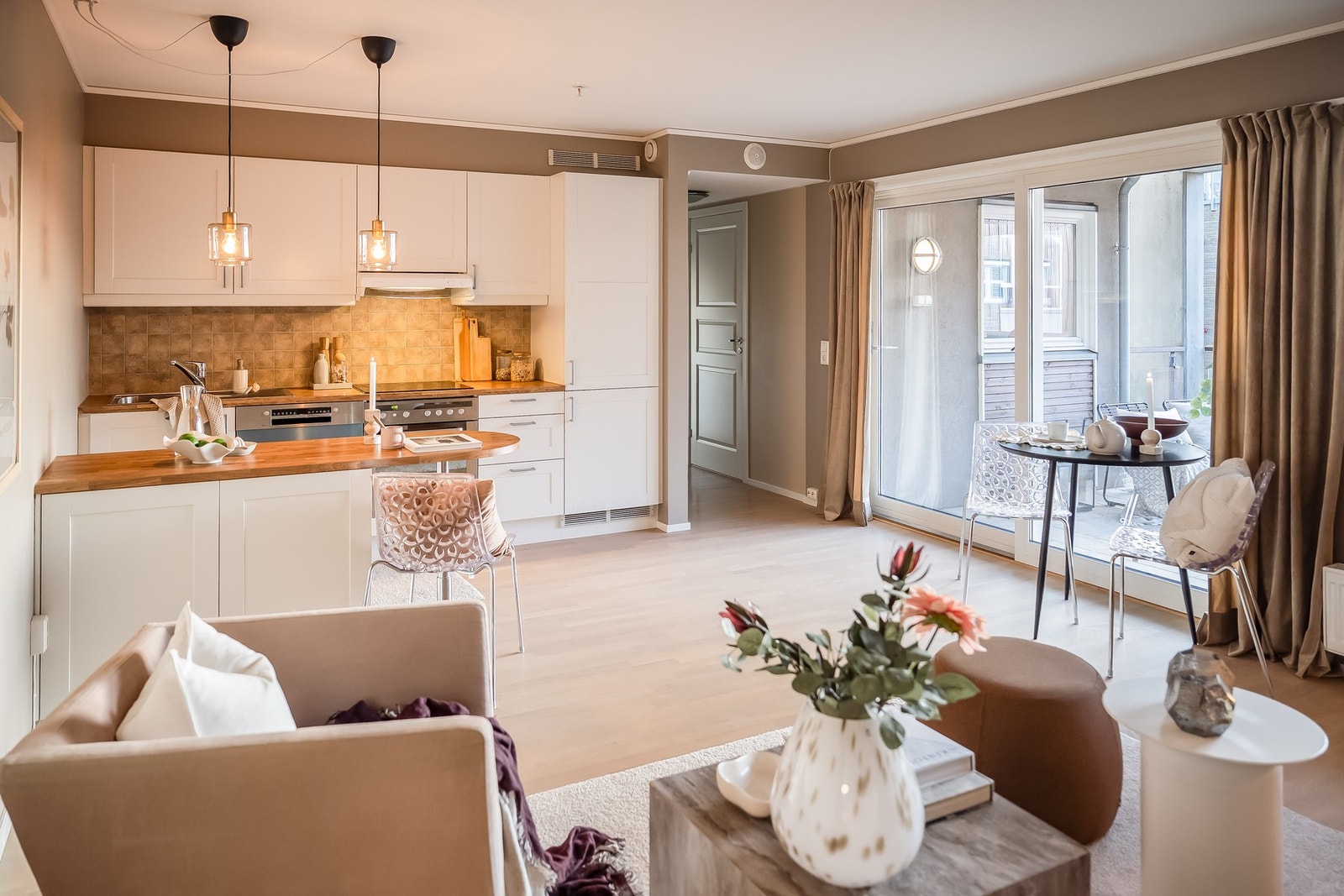 Store vindusflater hvor man får rikelig med naturlig dagslys som bidrar til en behagelig atmosfære. Galleribilde