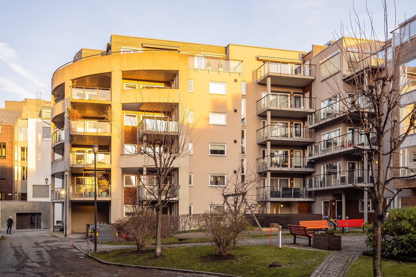 Det er kort gange til St Olav og studiesteder som NTNU og HIST, mens BI, MI og Dronning Mauds Minne er en kort sykkeltur unna. Det er gode bussforbindelser i området. Galleribilde