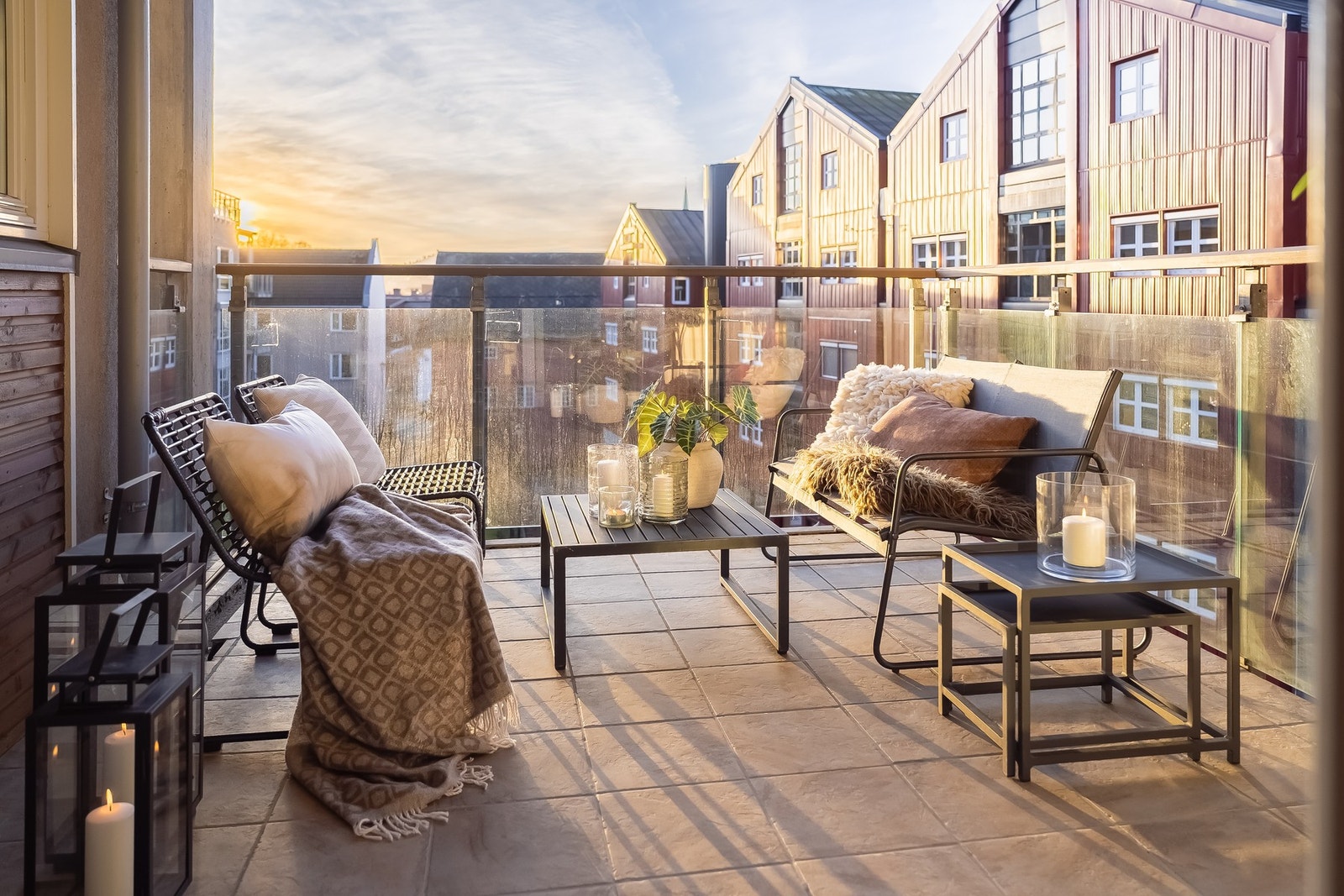 Balkongen ligger tilbaketrukket fra trafikk og støy. Her har man svært gode solforhold. Galleribilde