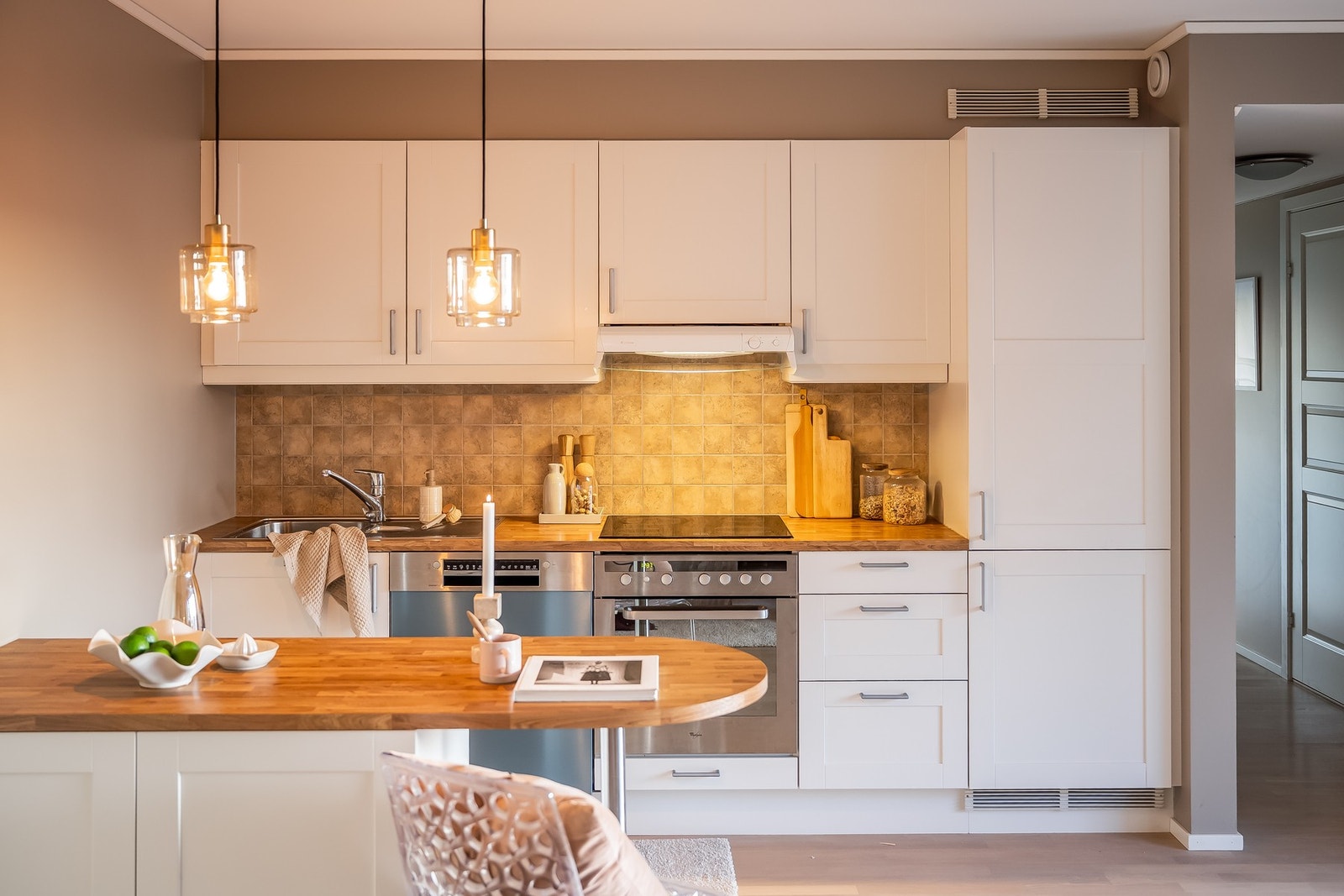 Det er integrerte hvitevarer: koketopp, stekeovn, oppvaskmaskin og kombinert kjøleskap og
fryseskap. Galleribilde