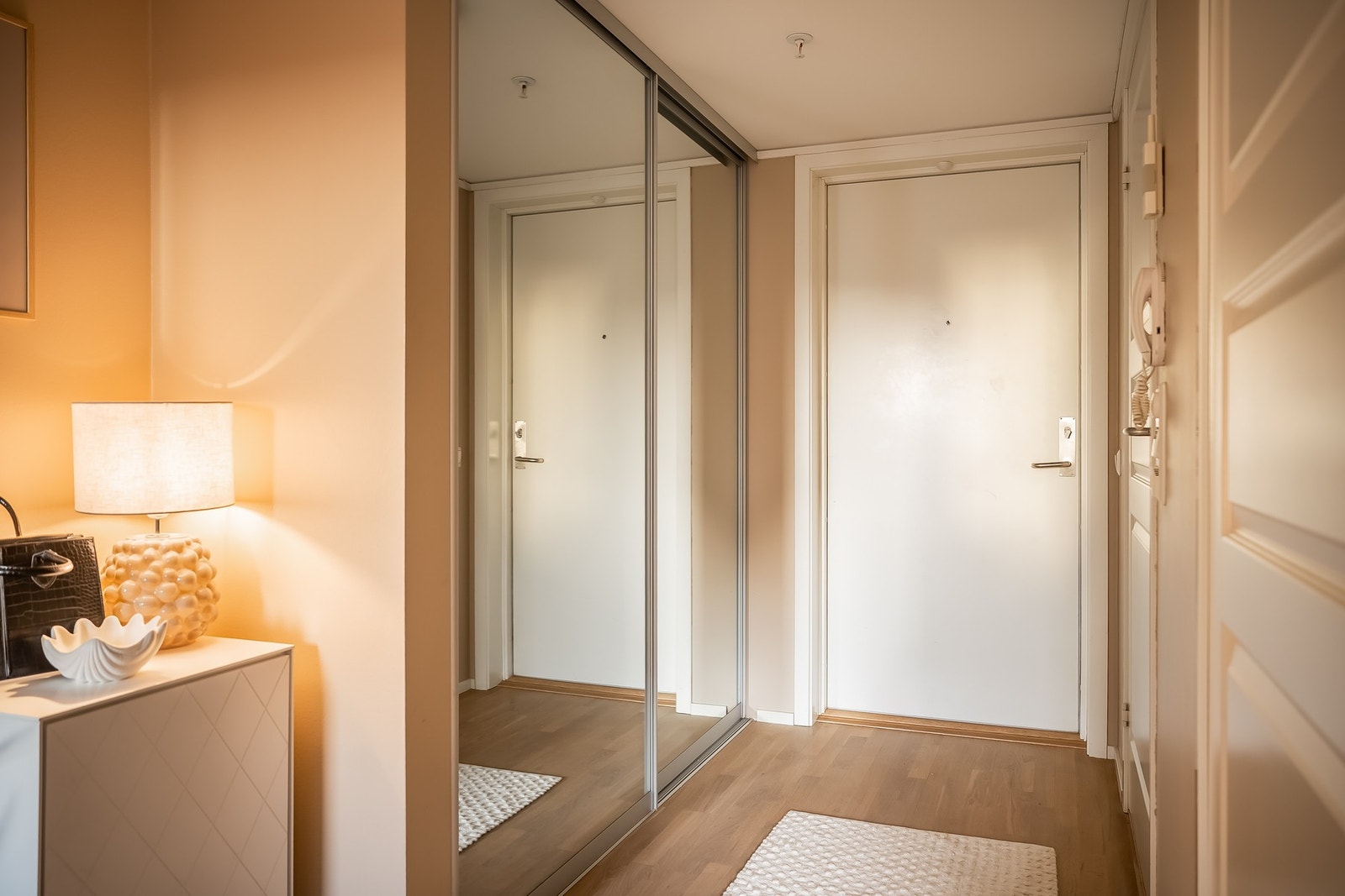 Fra leiligheten er det enkel adkomst via heis ned til parkeringskjelleren. Galleribilde