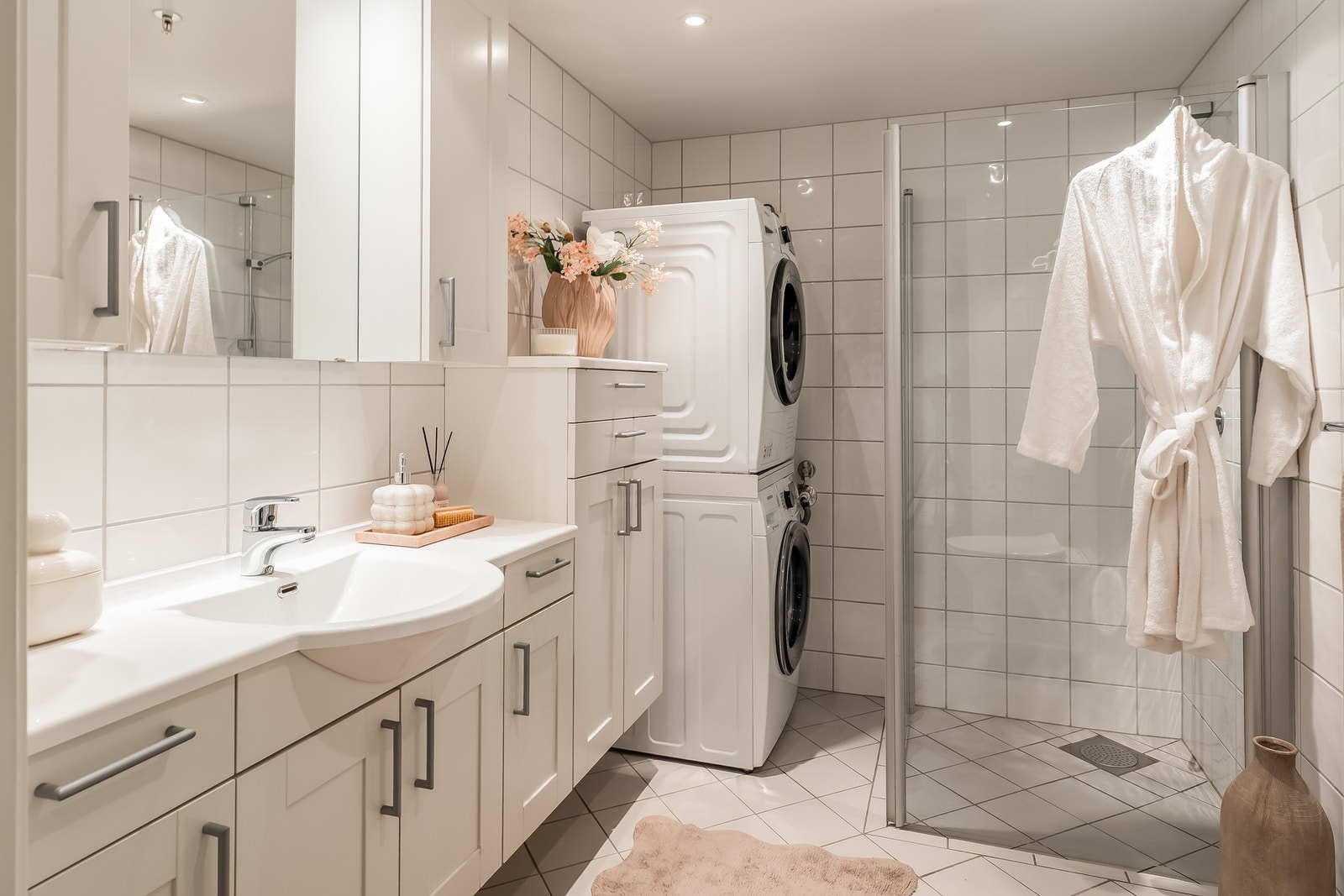 Pent flislagt bad på ca. 5 kvm, med servantskap med servant, vegghengt toalett, dusjhjørne med glassvegger og garnityr. Galleribilde