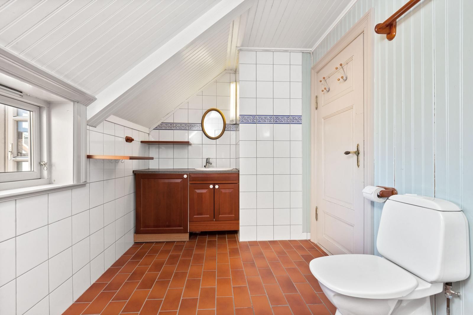 Romslig bad innredet med servant med underskpa, dusjhjørne og wc. God plass til ekstra oppbevaring. Galleribilde