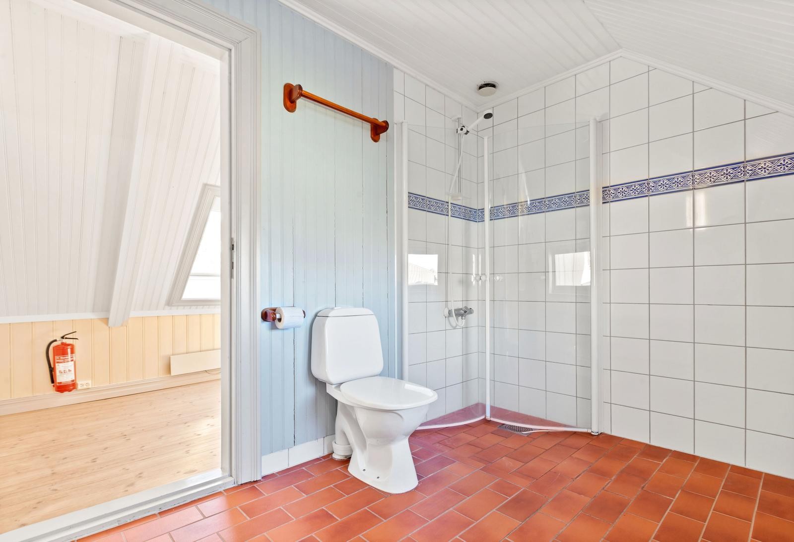 Badet har innfellbare dusjvegger for maksimal plassutnyttelse. Galleribilde